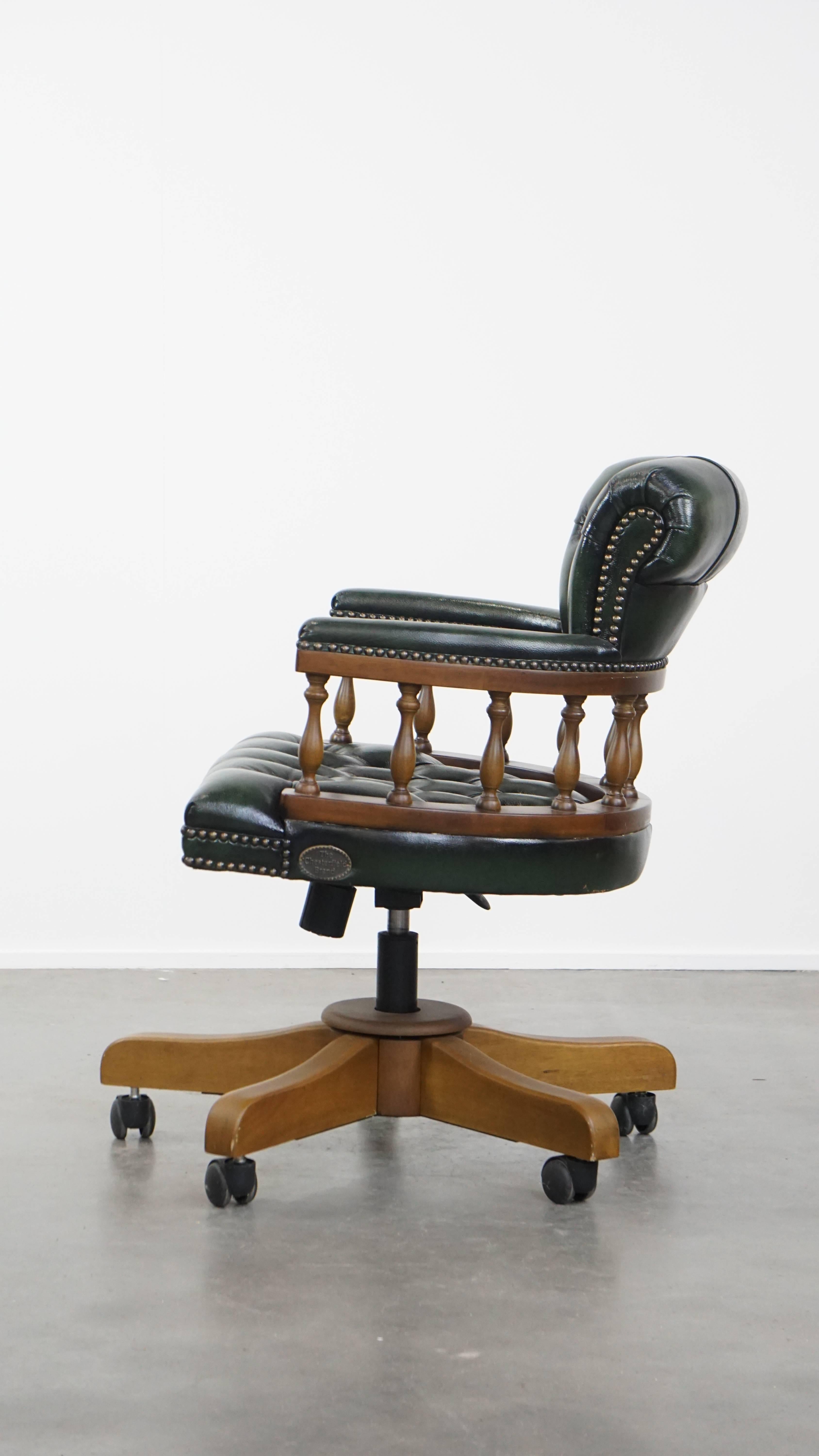XXIe siècle et contemporain Chaise de bureau Chesterfield à roulettes en cuir de vachette et bois vert foncé en vente