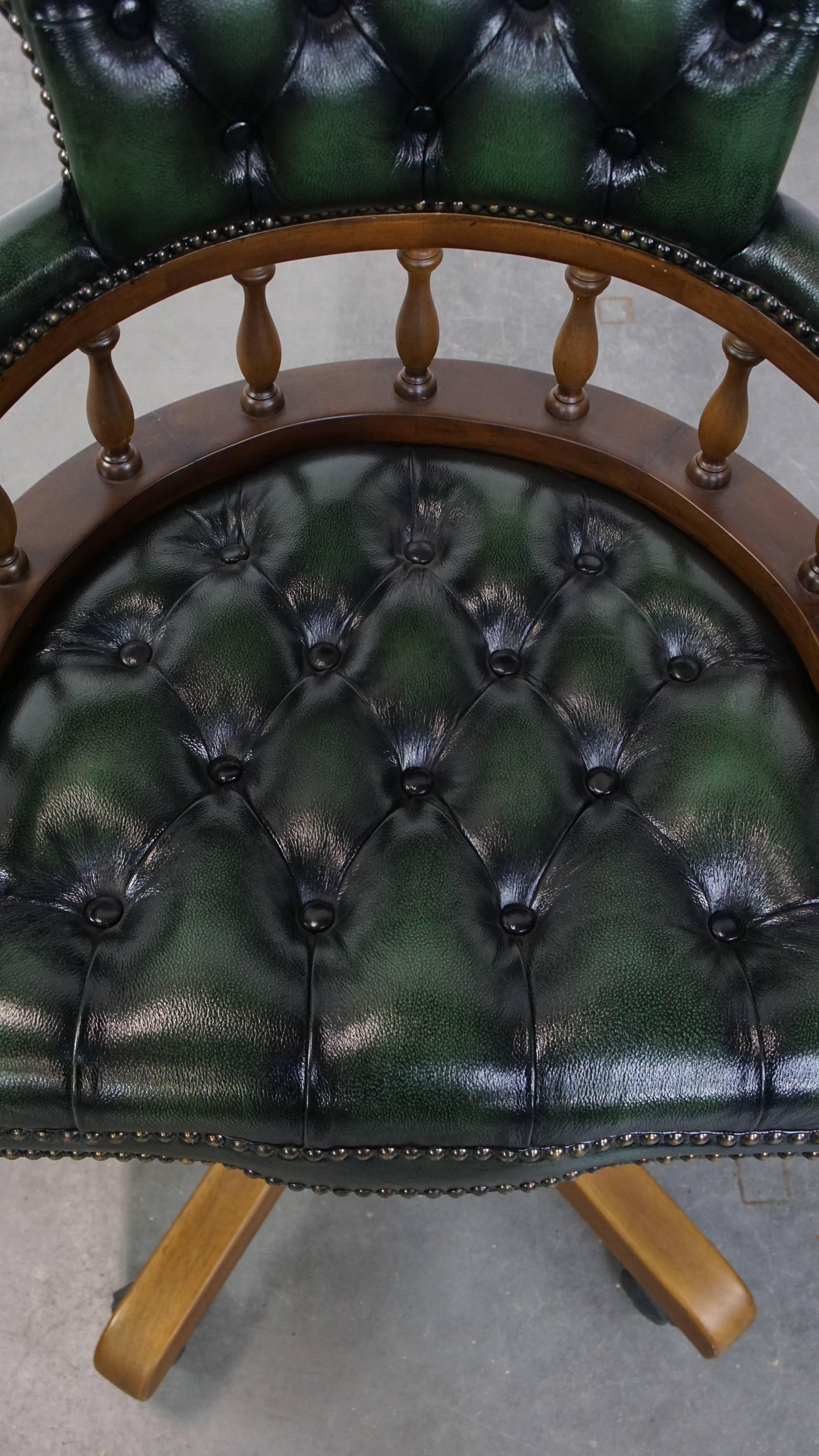 Cuir de vache Chaise de bureau Chesterfield à roulettes en cuir de vachette et bois vert foncé en vente