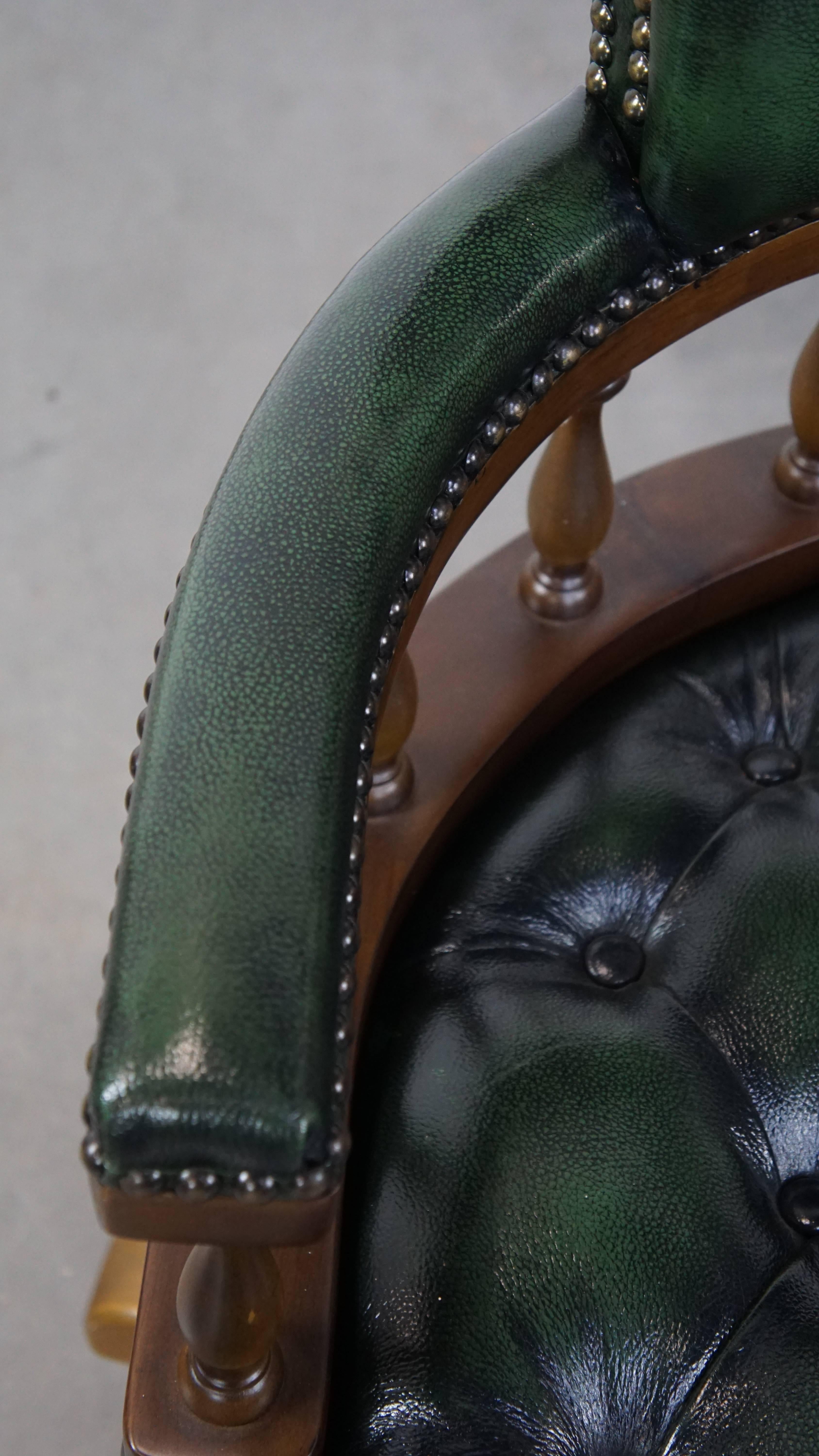 Chaise de bureau Chesterfield à roulettes en cuir de vachette et bois vert foncé en vente 1