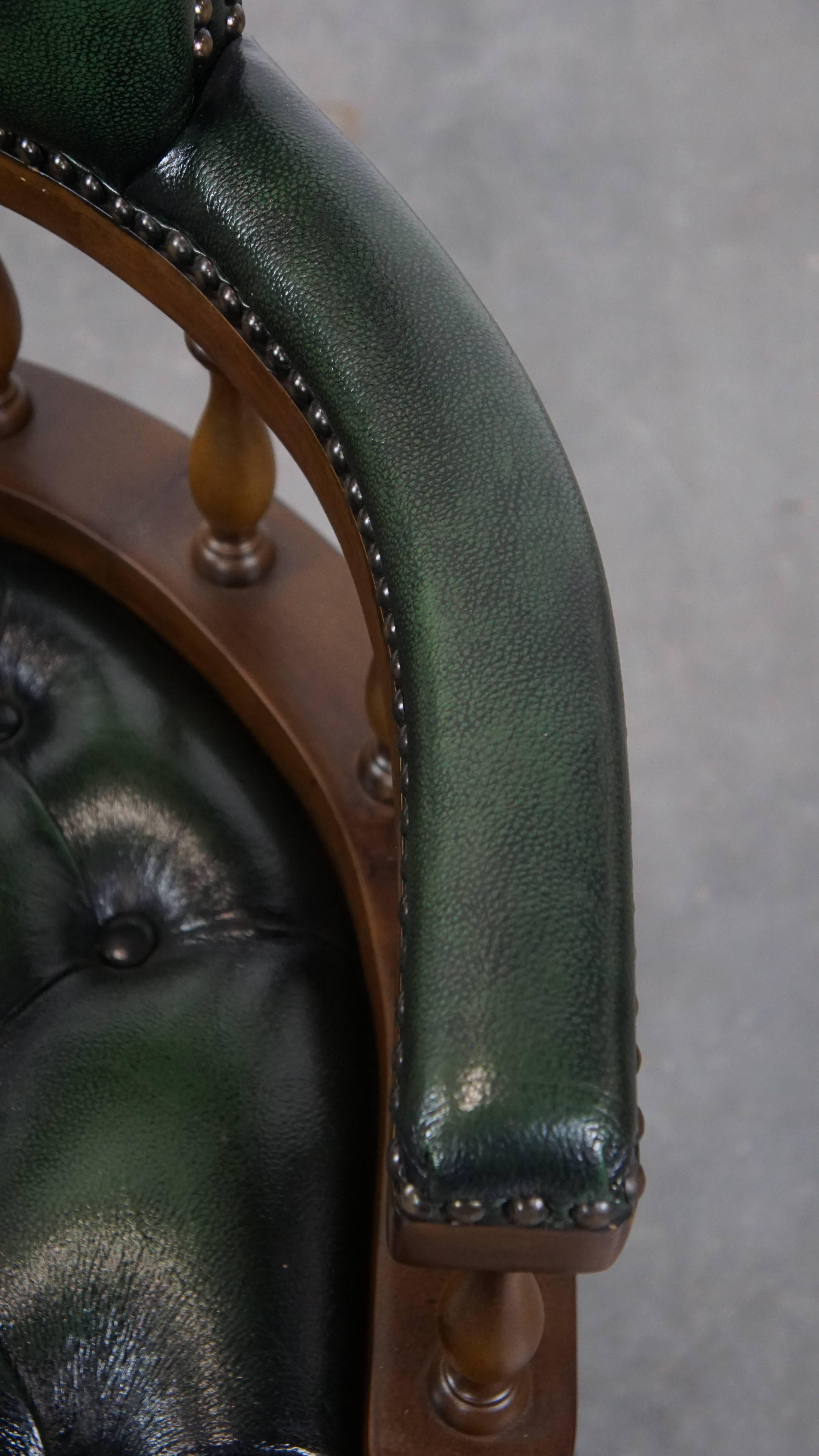 Chaise de bureau Chesterfield à roulettes en cuir de vachette et bois vert foncé en vente 2