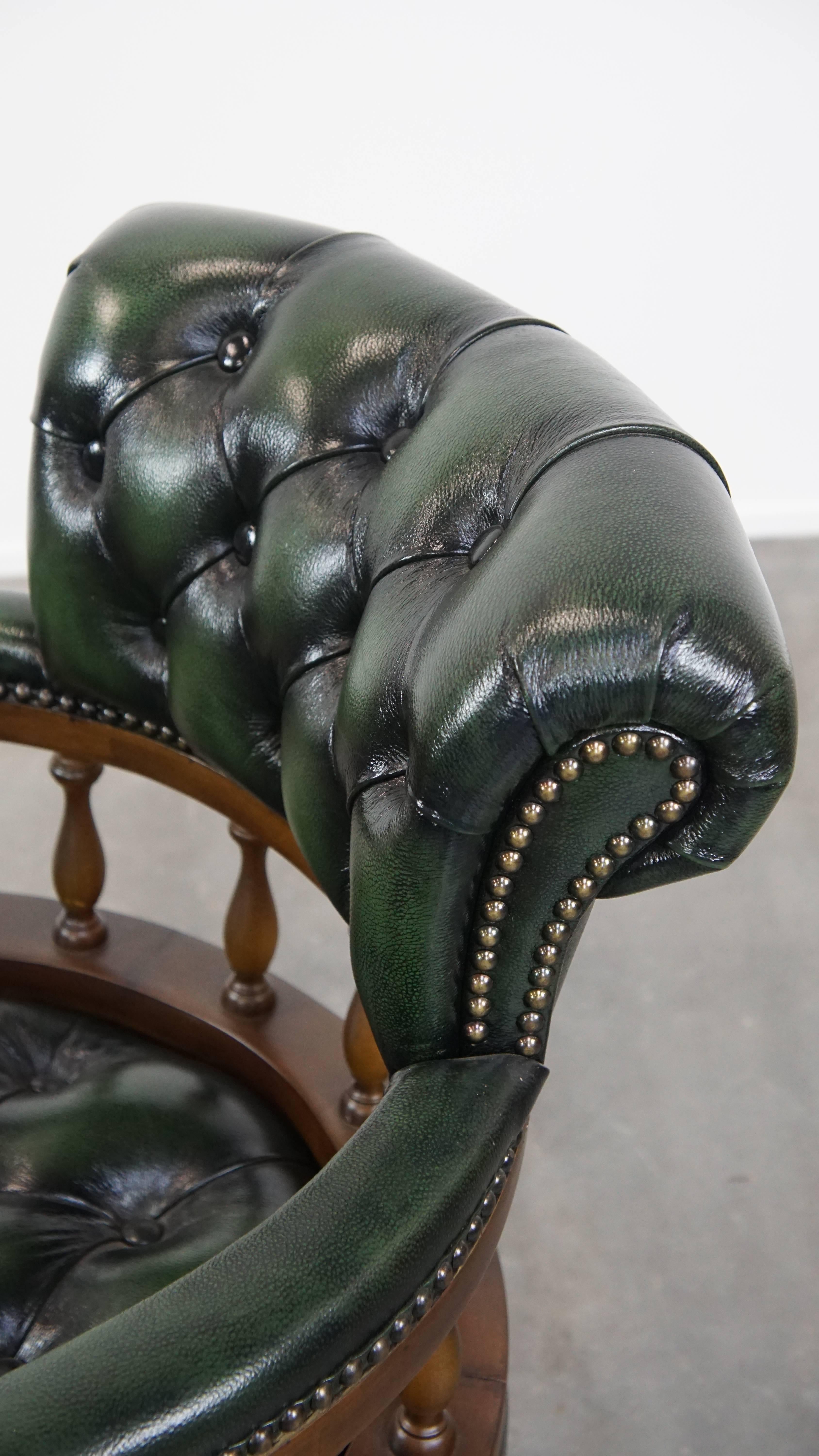 Chaise de bureau Chesterfield à roulettes en cuir de vachette et bois vert foncé en vente 3