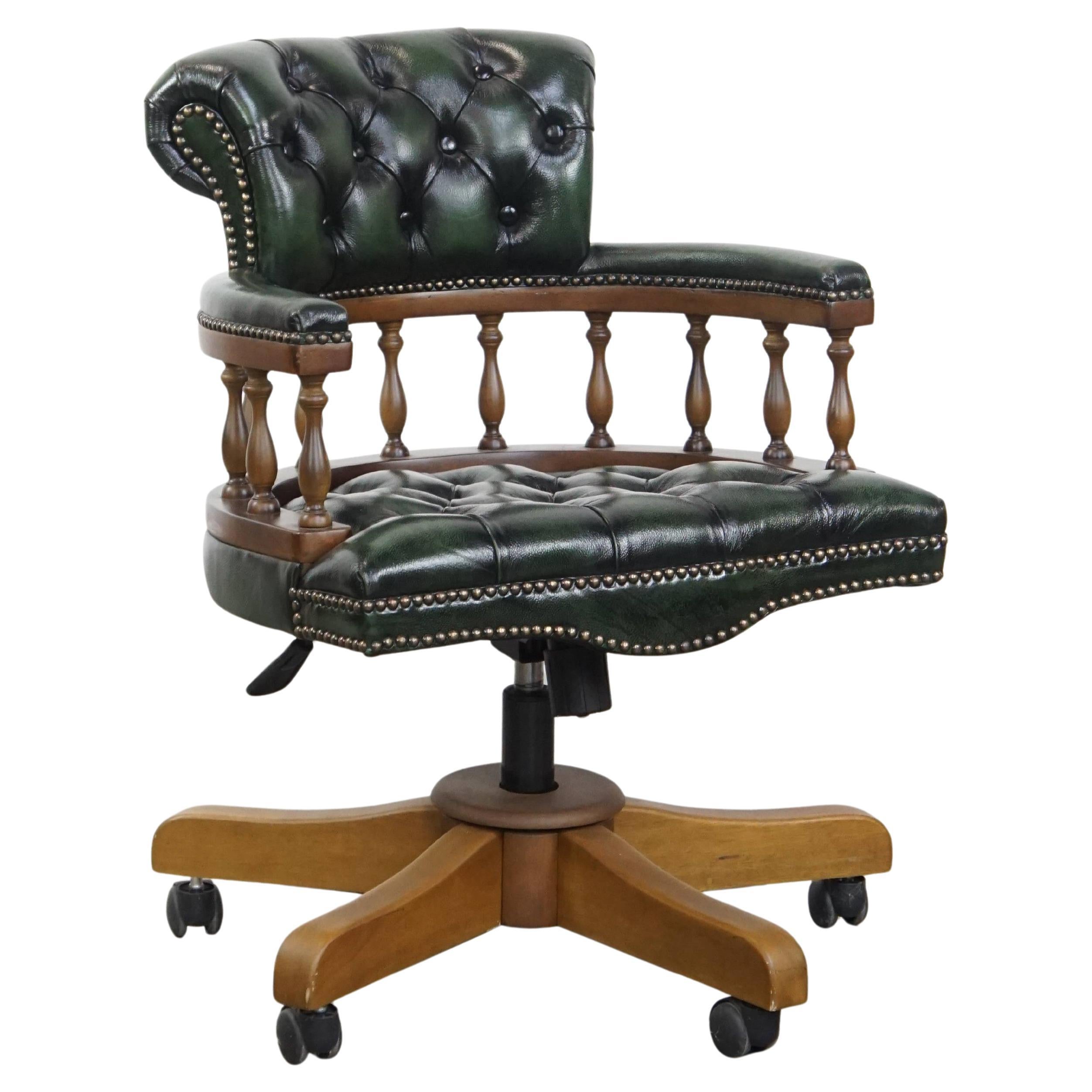 Chaise de bureau Chesterfield à roulettes en cuir de vachette et bois vert foncé