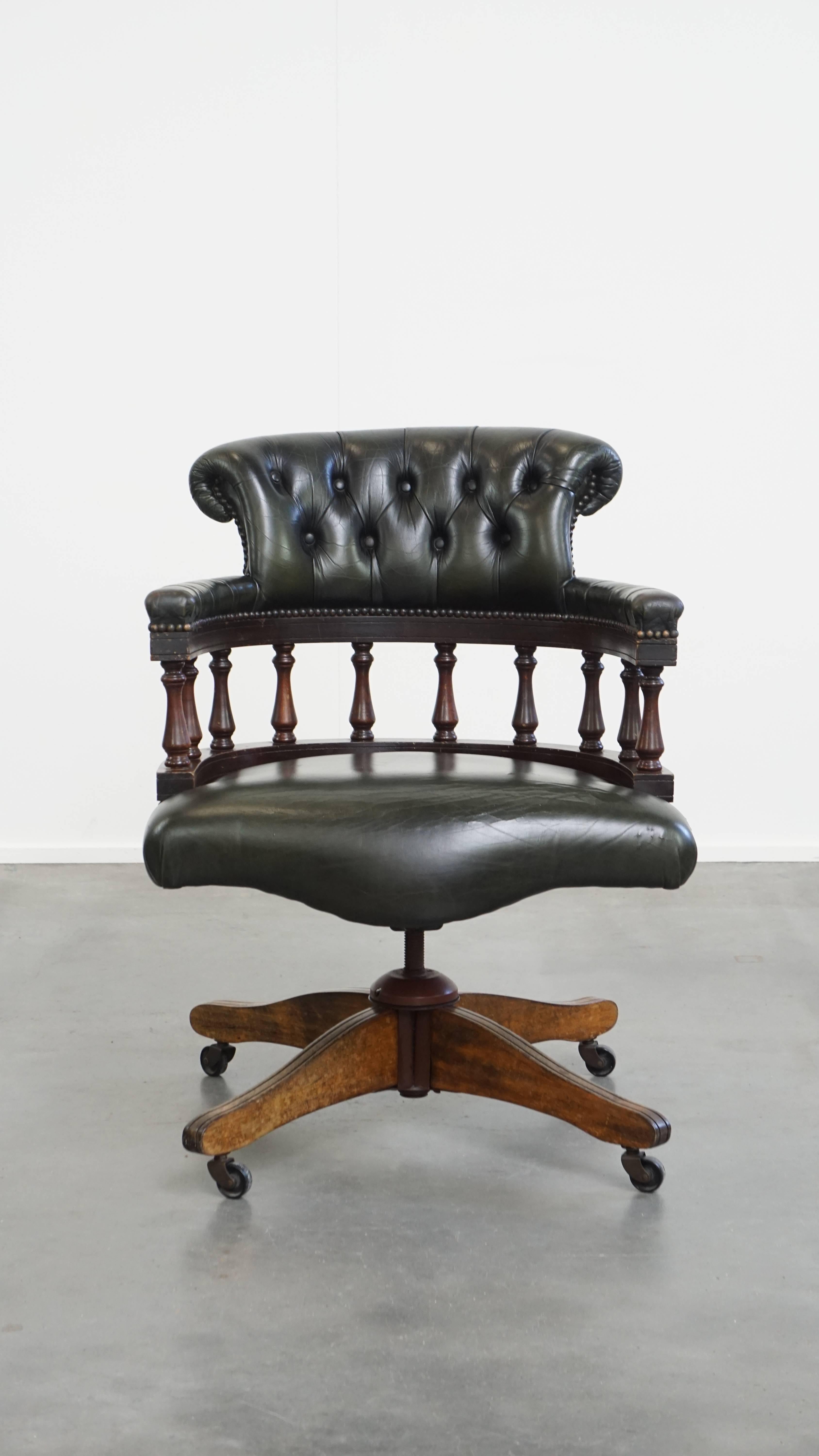 Offered here is this dark green cowhide leather and wood Chesterfield office chair, height-adjustable with swivel and tilt functions.

This elegant and charming green leather Chesterfield office chair in English style suits both classic and modern