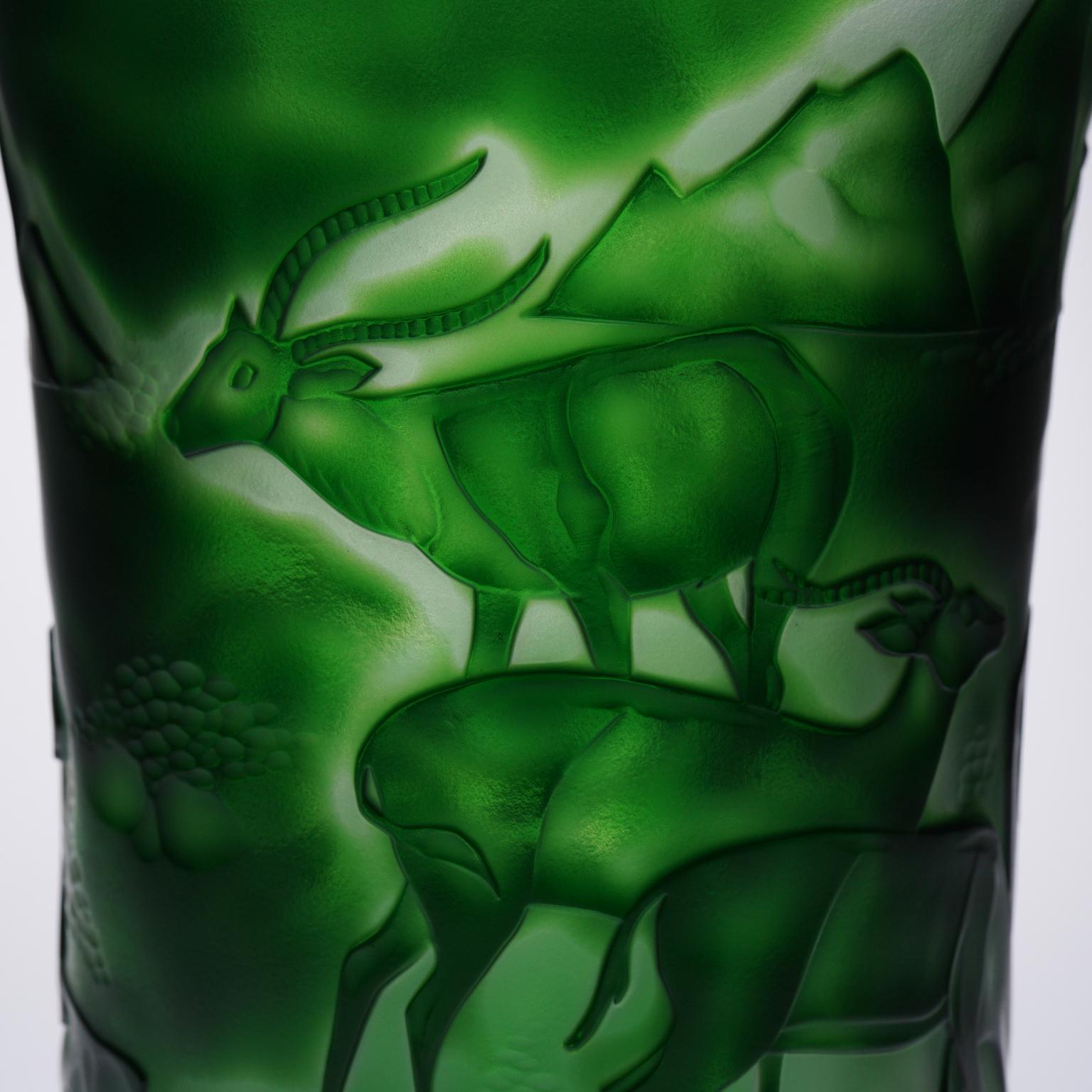 Wunderschöne farbige (dunkelgrüne) Kristallvase mit einzigartigem Design: Darstellung von sauvage Nature, mit Tieren (Panther, Gazelle).

Ein Beispiel für ein großartiges Savoir-faire der Cristallerie de Montbronn in Frankreich.

Das Design ist