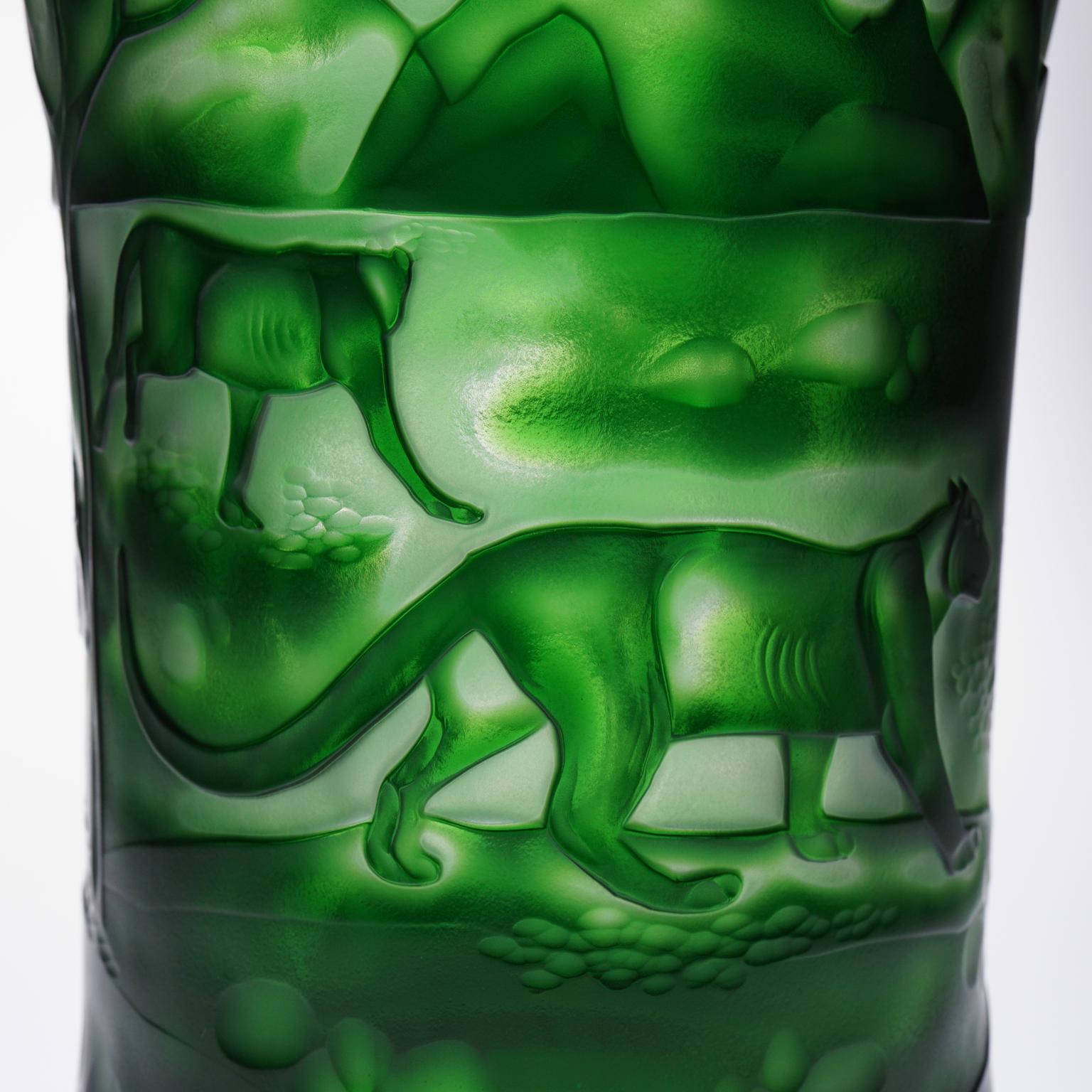 Dunkelgrüne Kristallvase im Nature Gazelle & Panther-Design (Kampagne) im Angebot