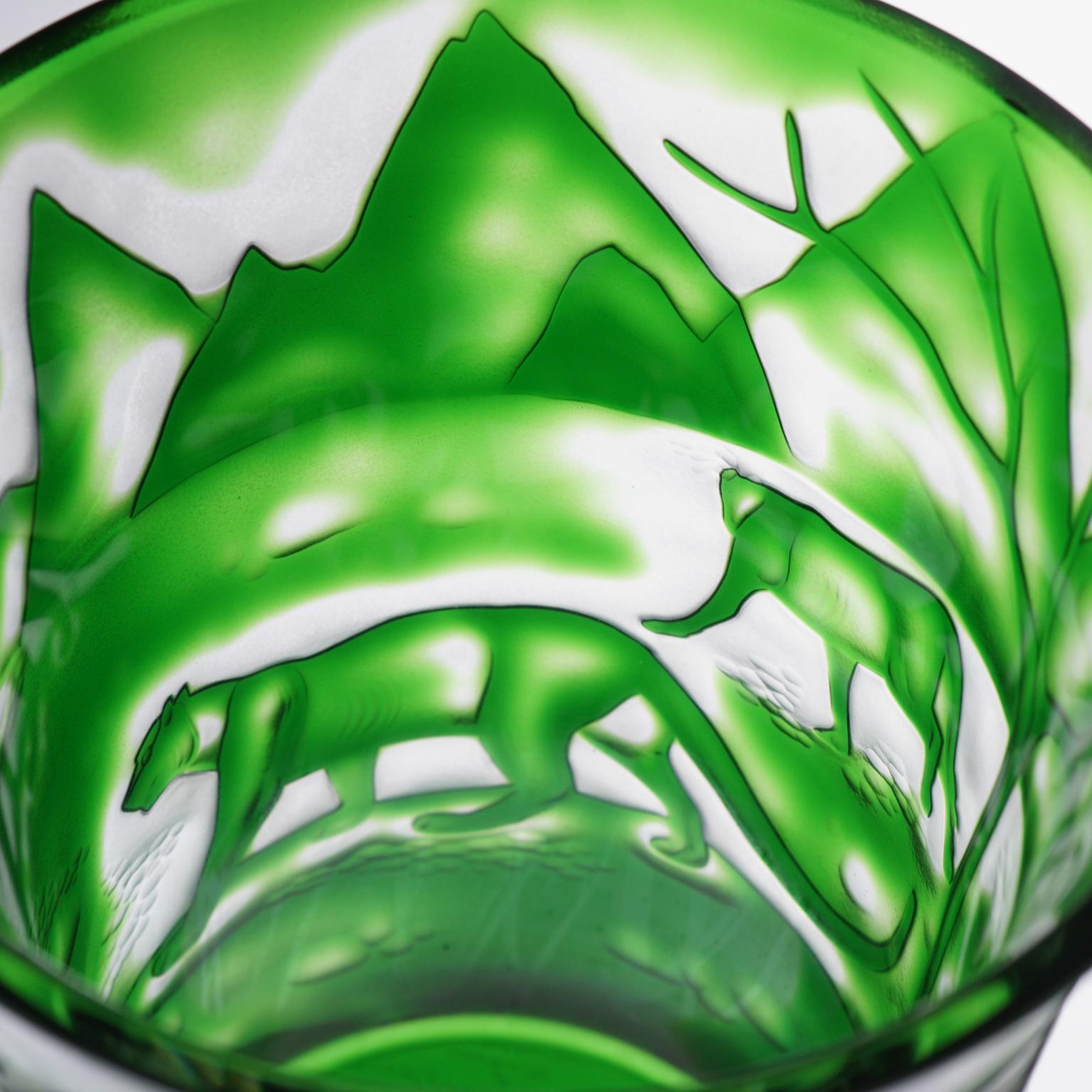 Dunkelgrüne Kristallvase im Nature Gazelle & Panther-Design (Französisch) im Angebot