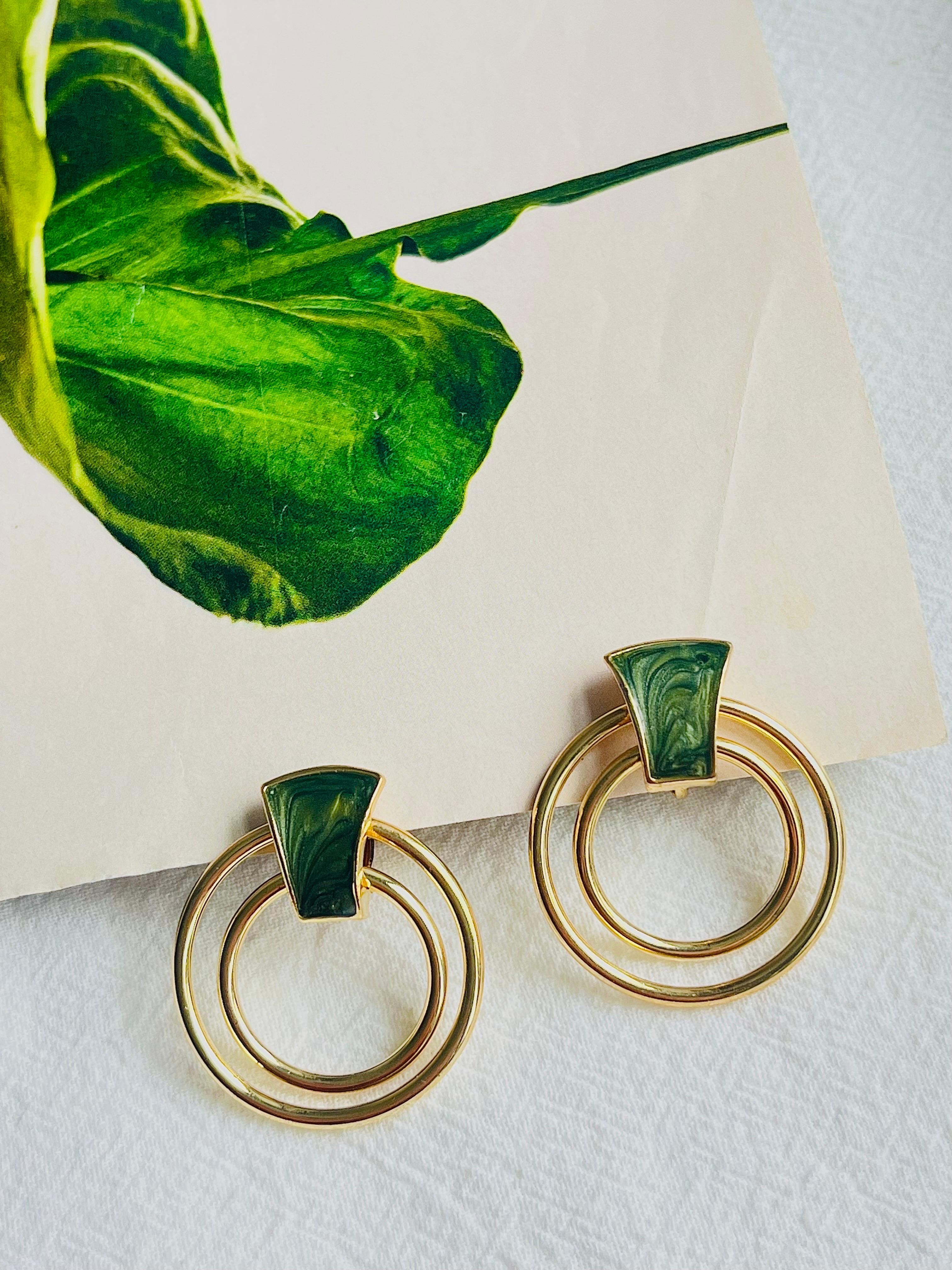 Dark Green Enamel Double Round Circle Openwork Hoop Modernist Clip On Earrings, Gold Tone, Swarovski Element

The cost is high. 100% handmade. Excellent gift for lady. Fine handcraft.

Material: Gold plated metal, Enamel.

Size: 3.6*3.0 cm.

Weight: