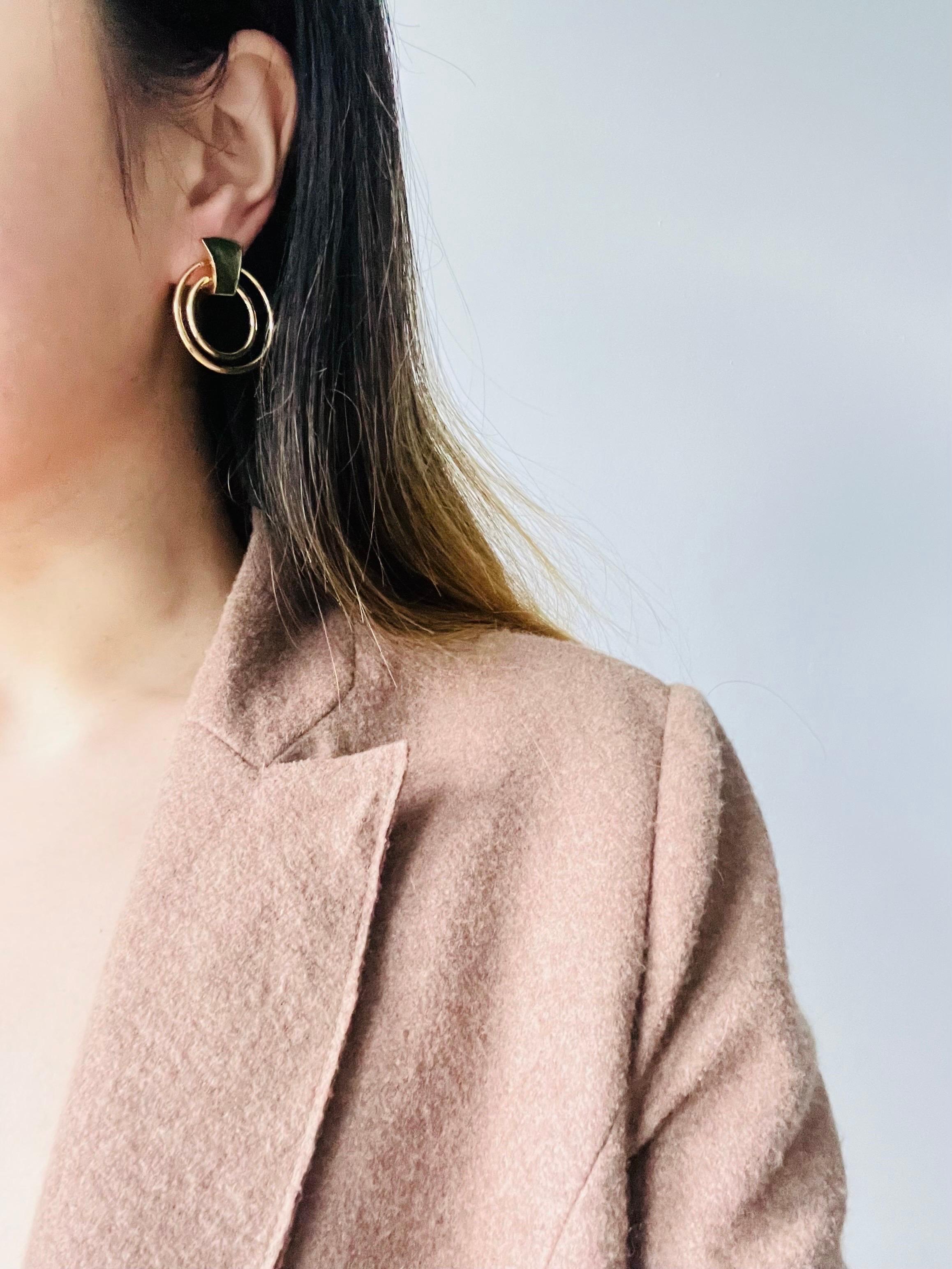 Boucles d'oreilles modernes en émail vert foncé à double cercle ajouré Clips en or en vente 1