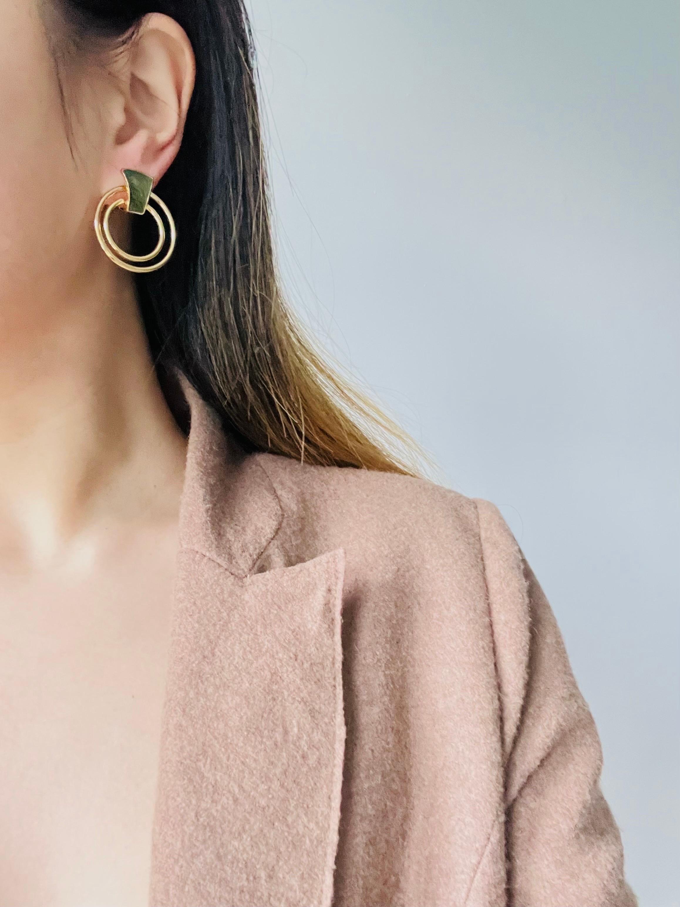 Boucles d'oreilles modernes en émail vert foncé à double cercle ajouré Clips en or en vente 2