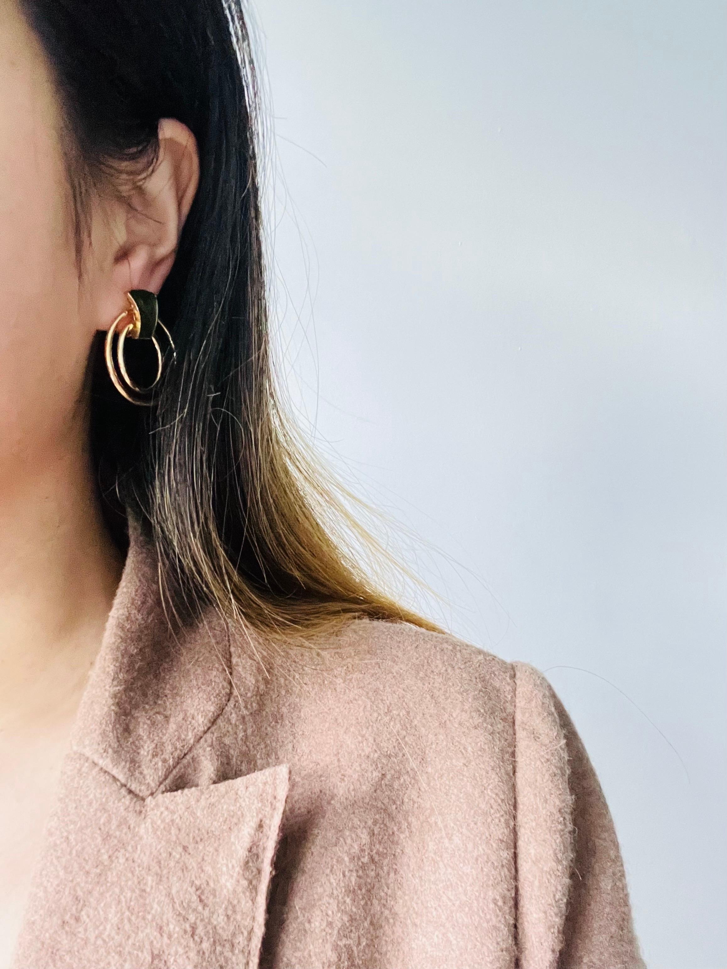 Boucles d'oreilles modernes en émail vert foncé à double cercle ajouré Clips en or en vente 3