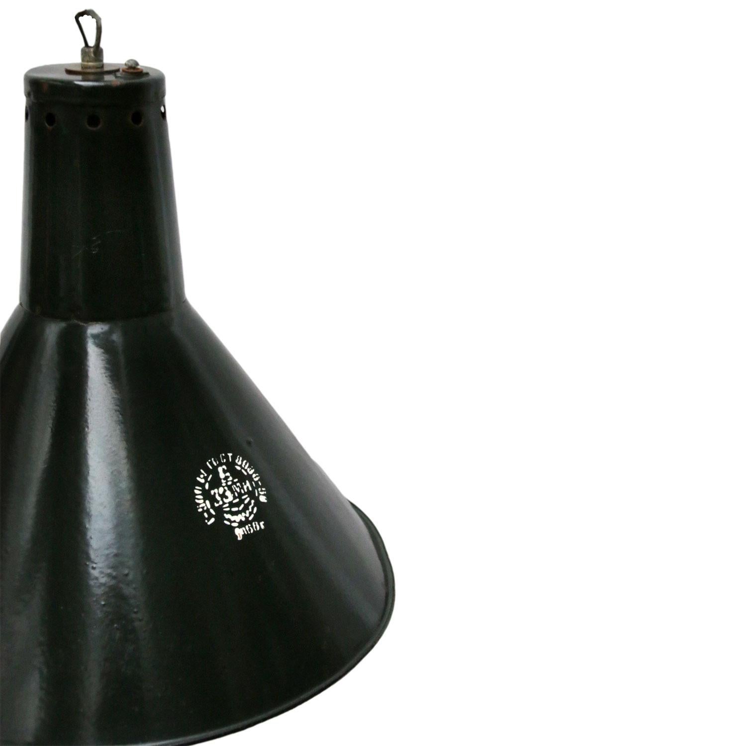 Dark green enamel factory pendant light.
White interior.

Weight: 2.0 kg / 4.4 lb.

Priced per individual item. All lamps have been made suitable by international standards for incandescent light bulbs, energy-efficient and LED bulbs. E26/E27