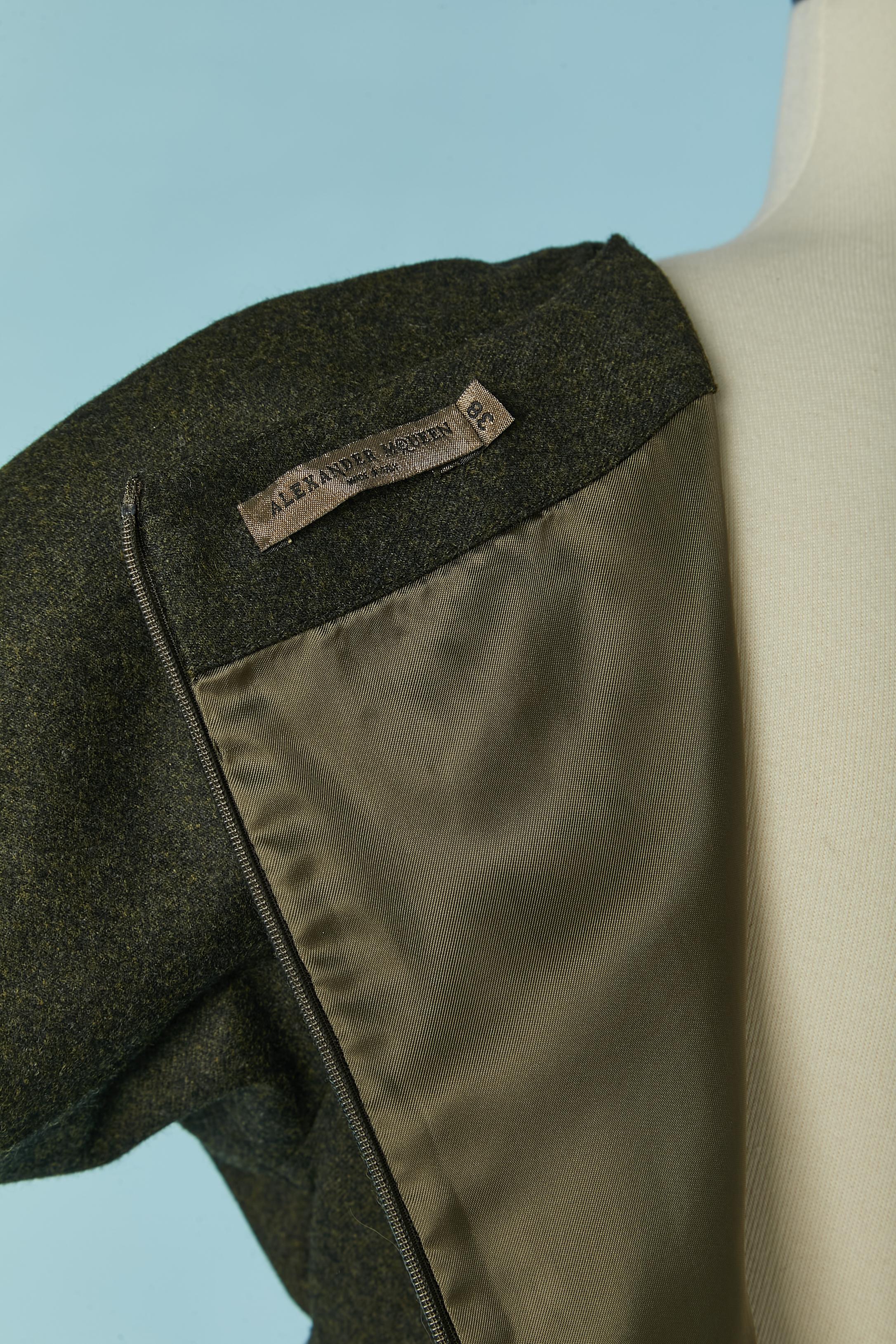 Flanelle vert foncé avec demi-courroie nouée à la taille Alexander McQueen en vente 3