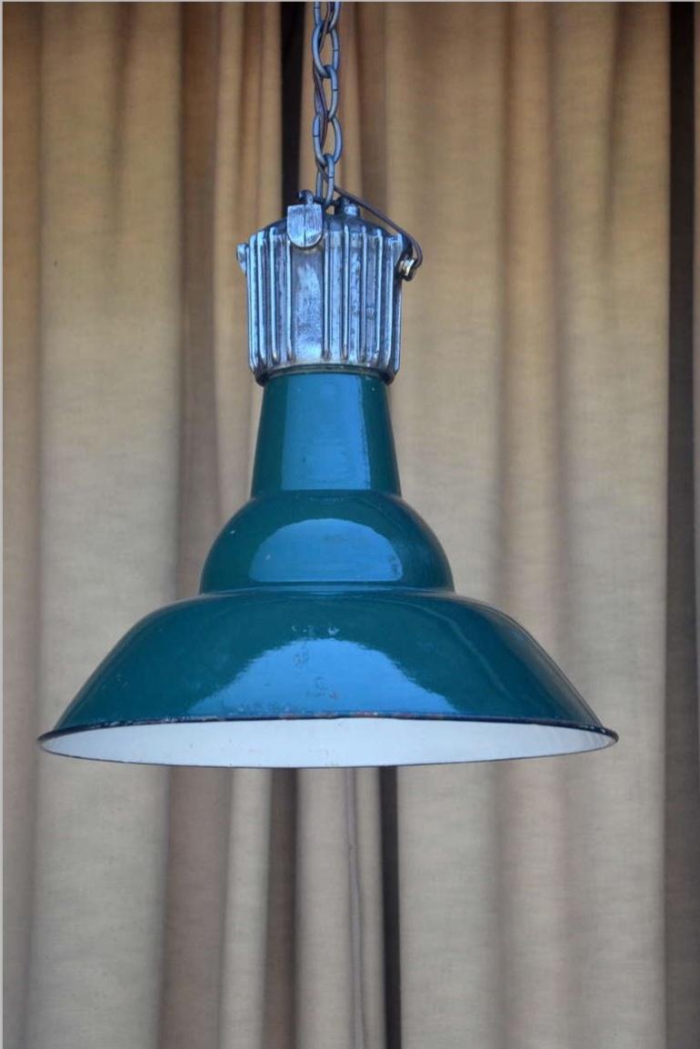 Dark Green French Industrial Workshop Hanging Light In Good Condition For Sale In Los Angeles, CA