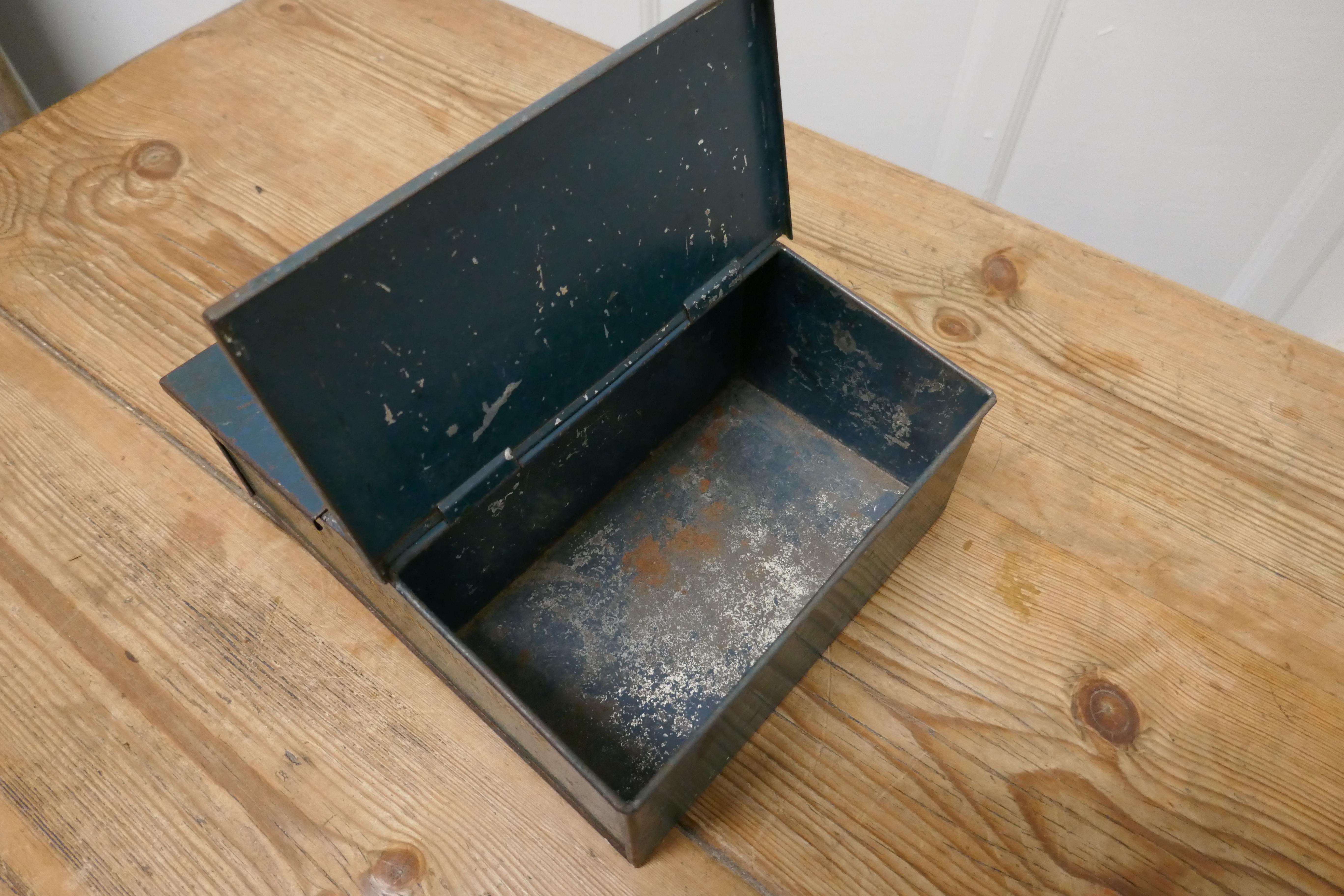 Dark Green Garrison Shoe Cleaning Tin In Good Condition For Sale In Chillerton, Isle of Wight