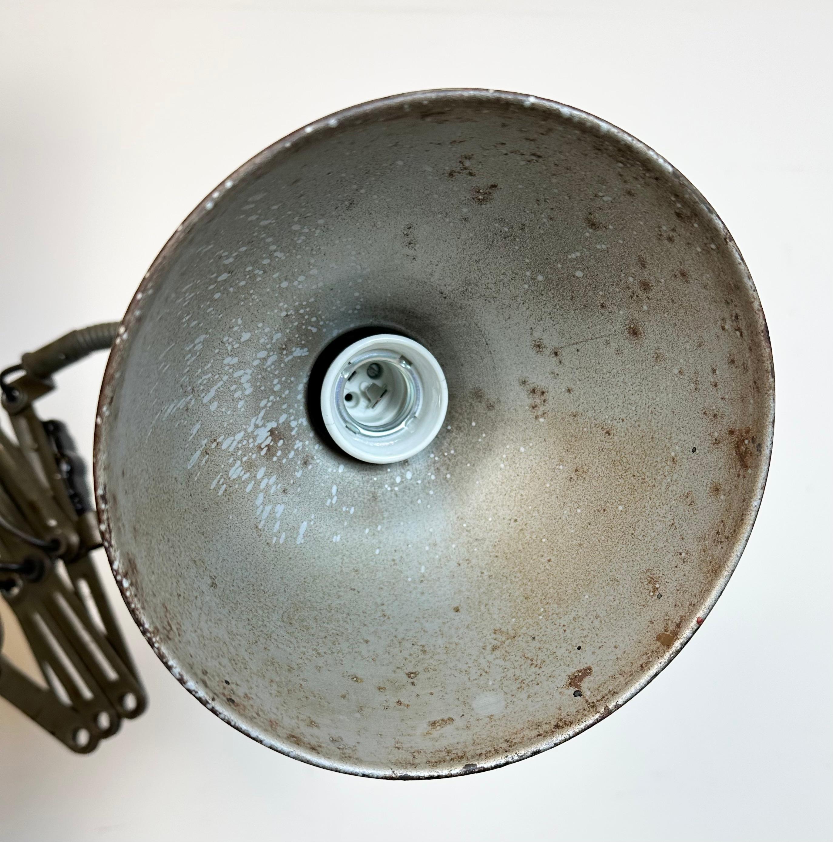 Dark Green Industrial Scissor Wall Lamp from Elektroinstala, 1960s For Sale 7