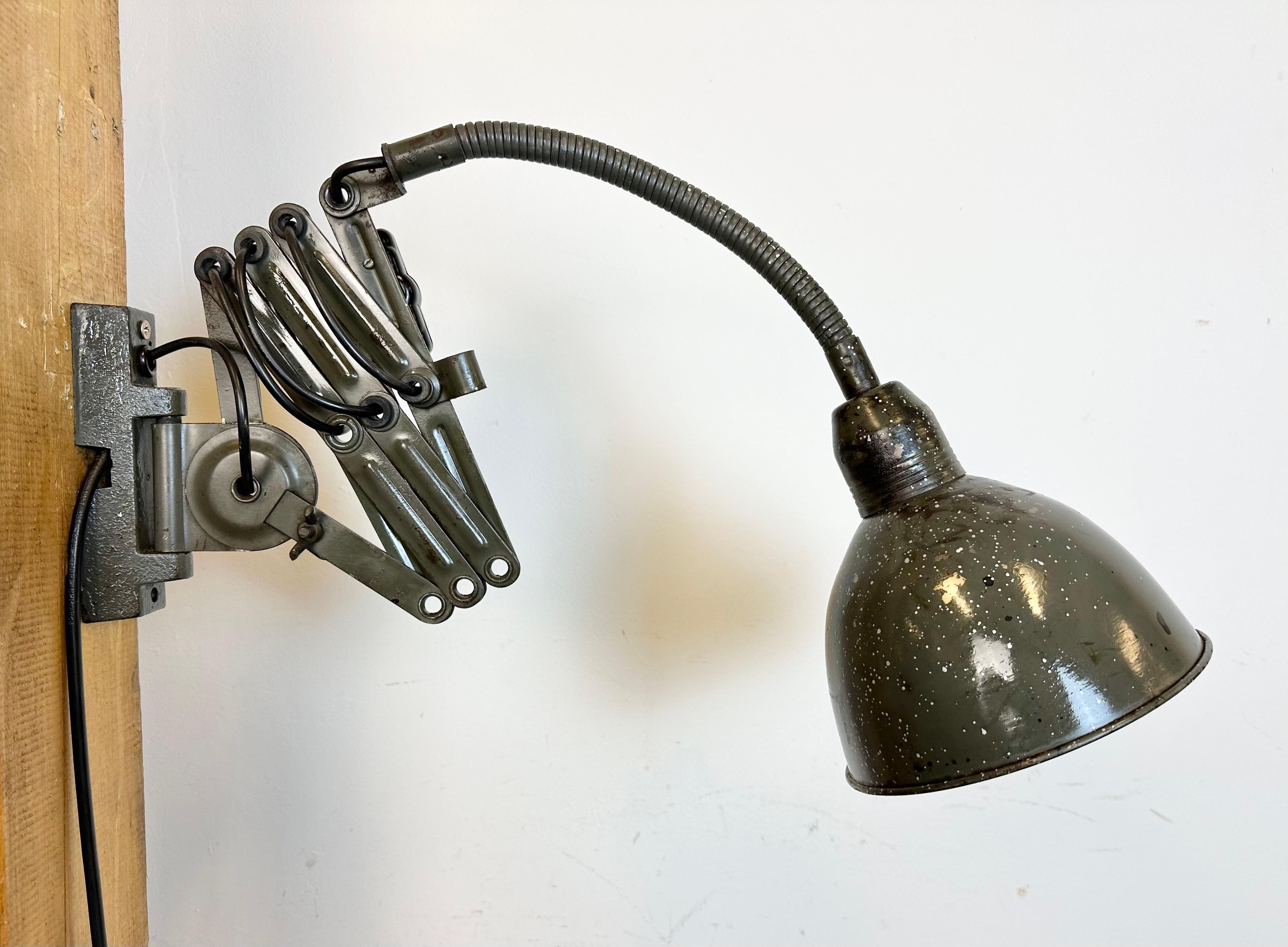 Dark Green Industrial Scissor Wall Lamp from Elektroinstala, 1960s For Sale 8