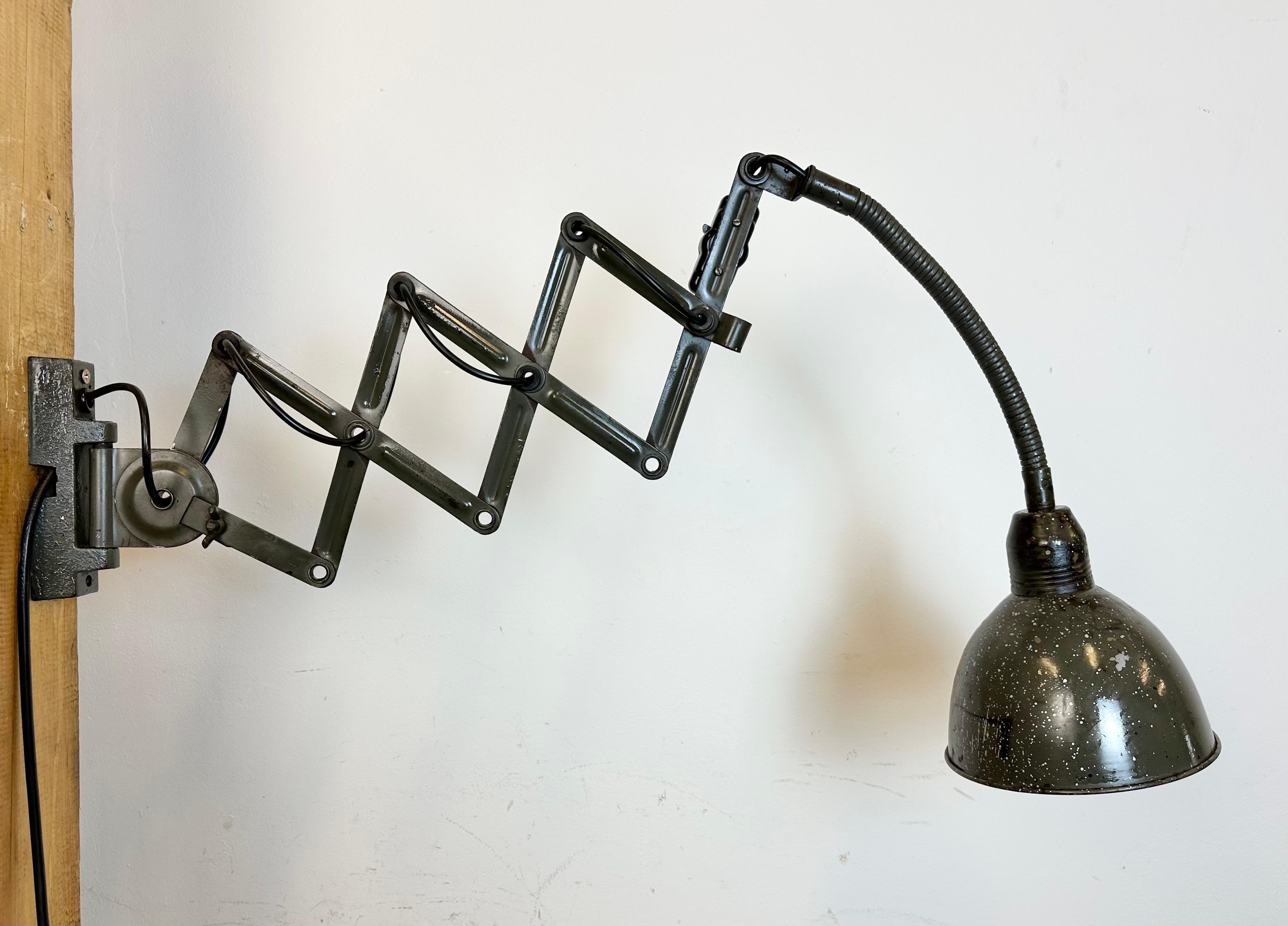 Dark Green Industrial Scissor Wall Lamp from Elektroinstala, 1960s For Sale 9