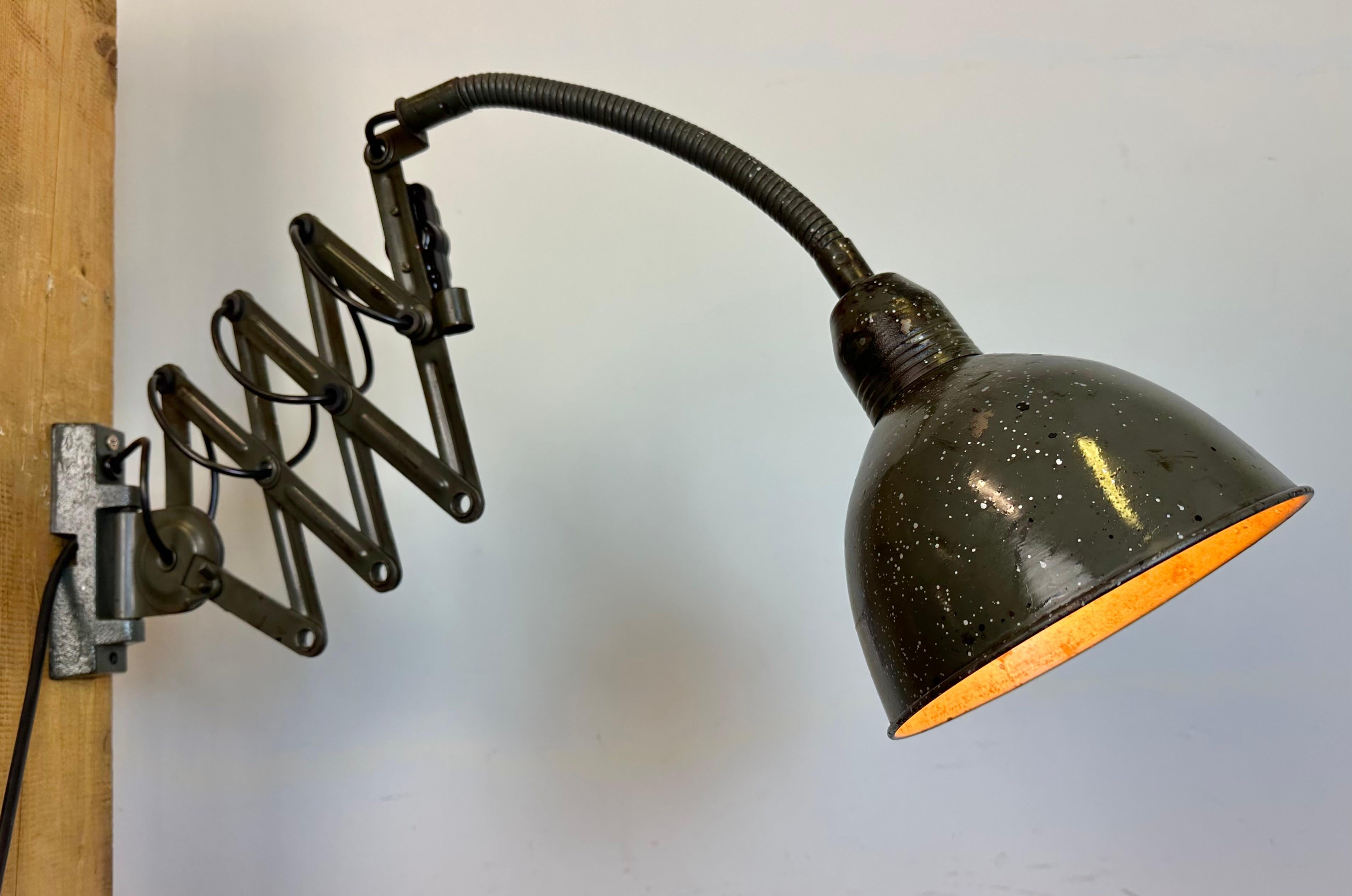 Dark Green Industrial Scissor Wall Lamp from Elektroinstala, 1960s For Sale 10