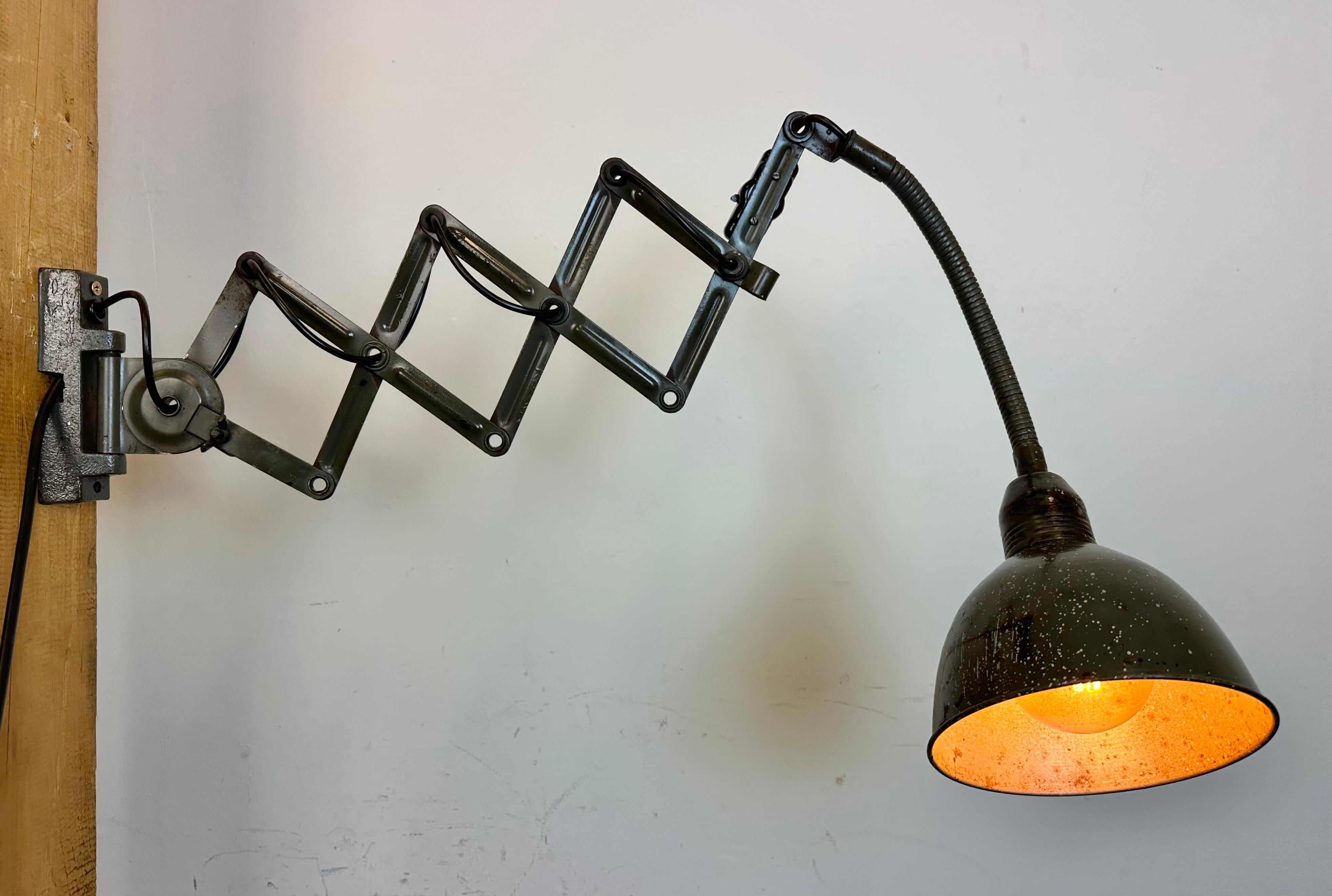 Dark Green Industrial Scissor Wall Lamp from Elektroinstala, 1960s For Sale 11