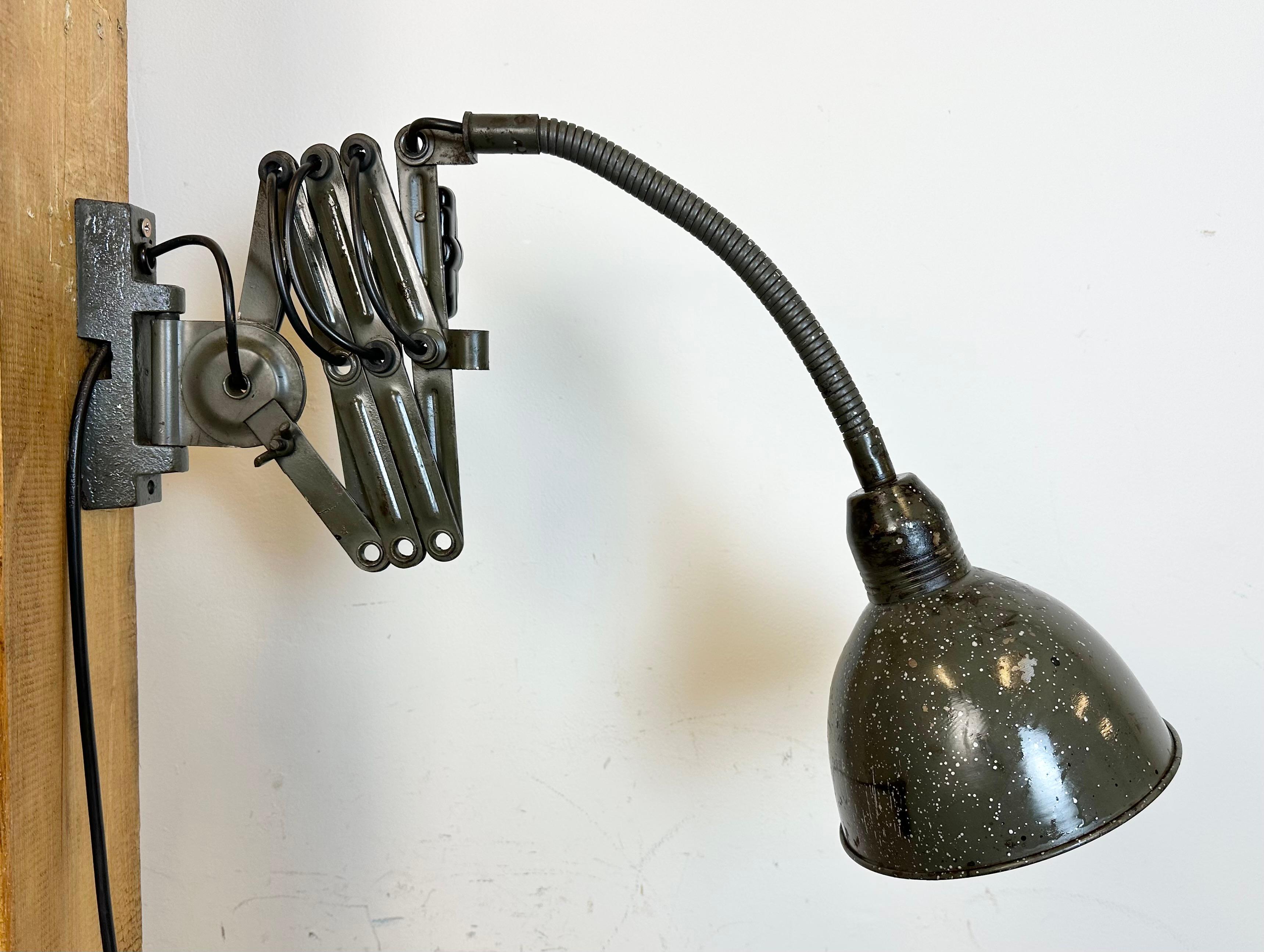 Dark Green Industrial Scissor Wall Lamp from Elektroinstala, 1960s For Sale 3