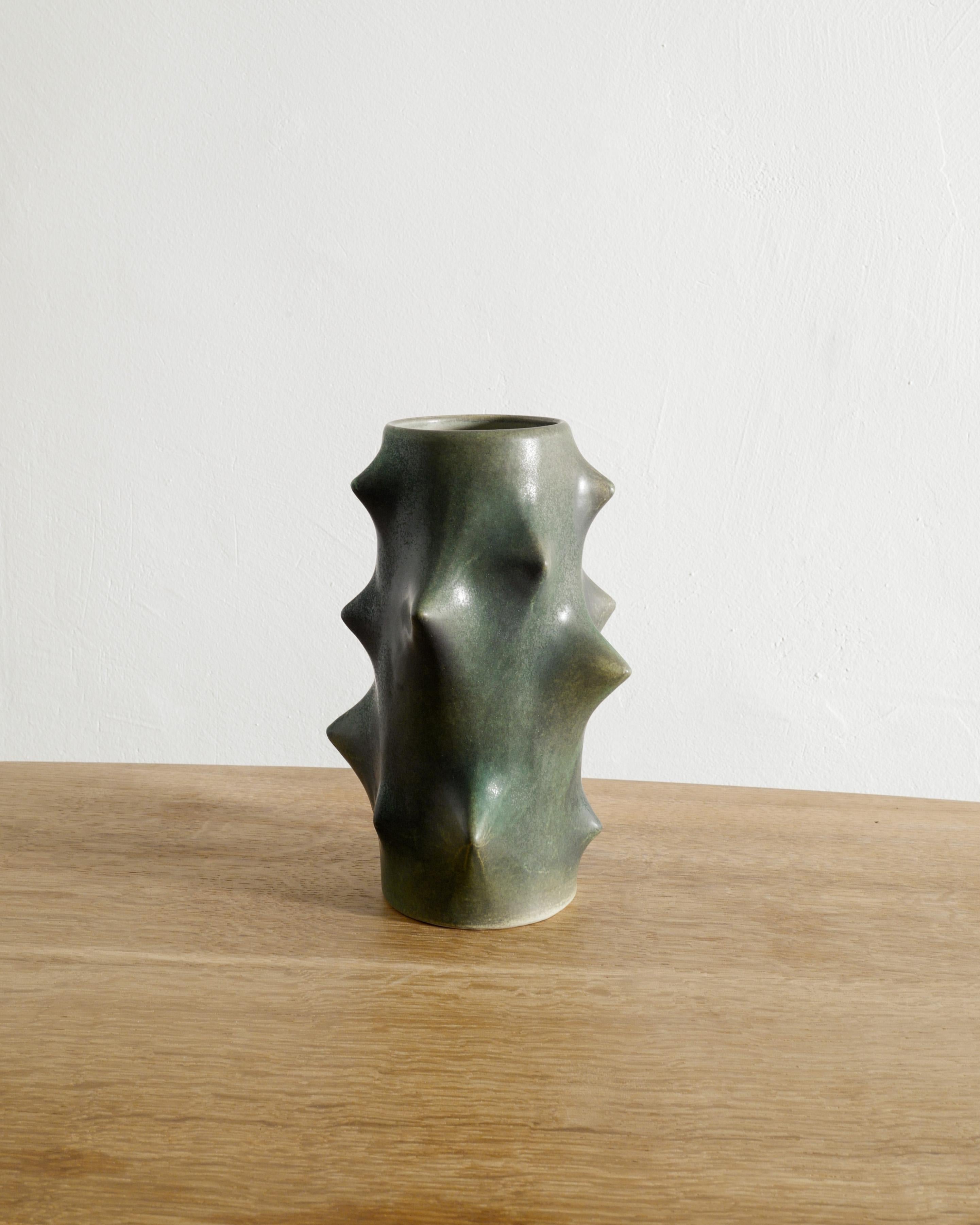 Scandinave moderne Vase en céramique Knud Basse vert foncé mi-siècle Thorn de Michael Andersen, 1970 en vente