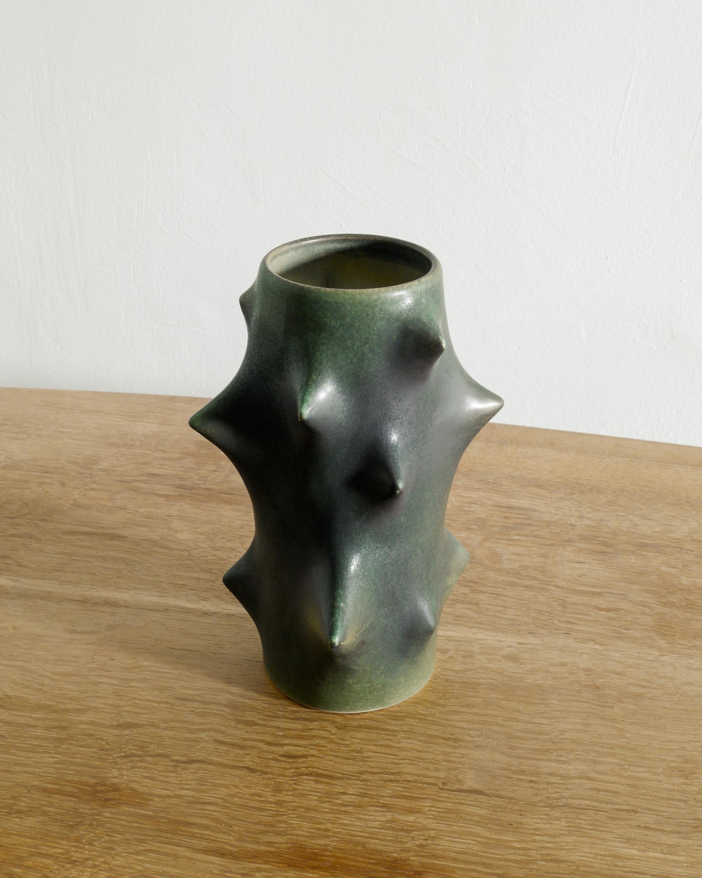 Danois Vase en céramique Knud Basse vert foncé mi-siècle Thorn de Michael Andersen, 1970 en vente