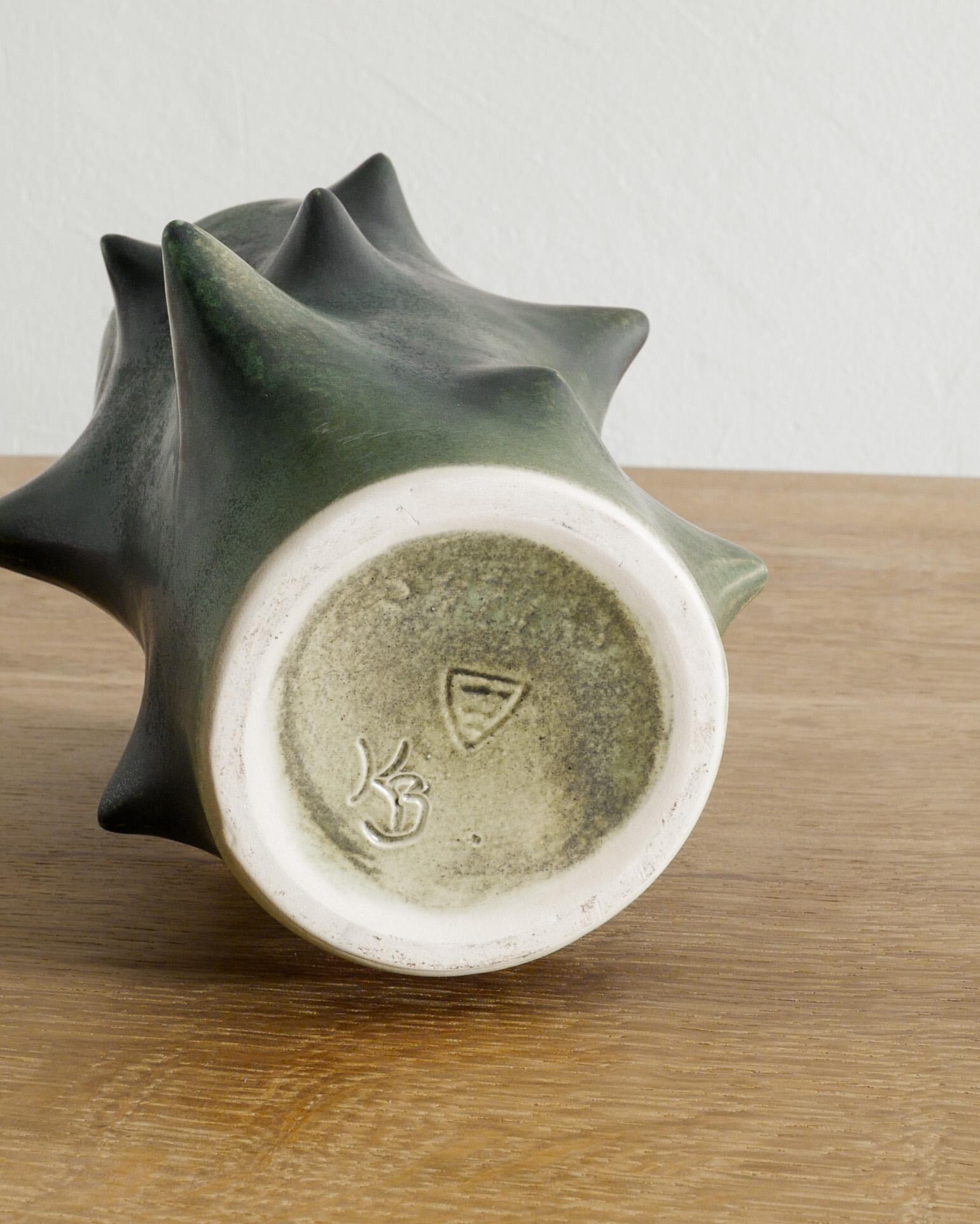 Vase en céramique Knud Basse vert foncé mi-siècle Thorn de Michael Andersen, 1970 Bon état - En vente à Stockholm, SE