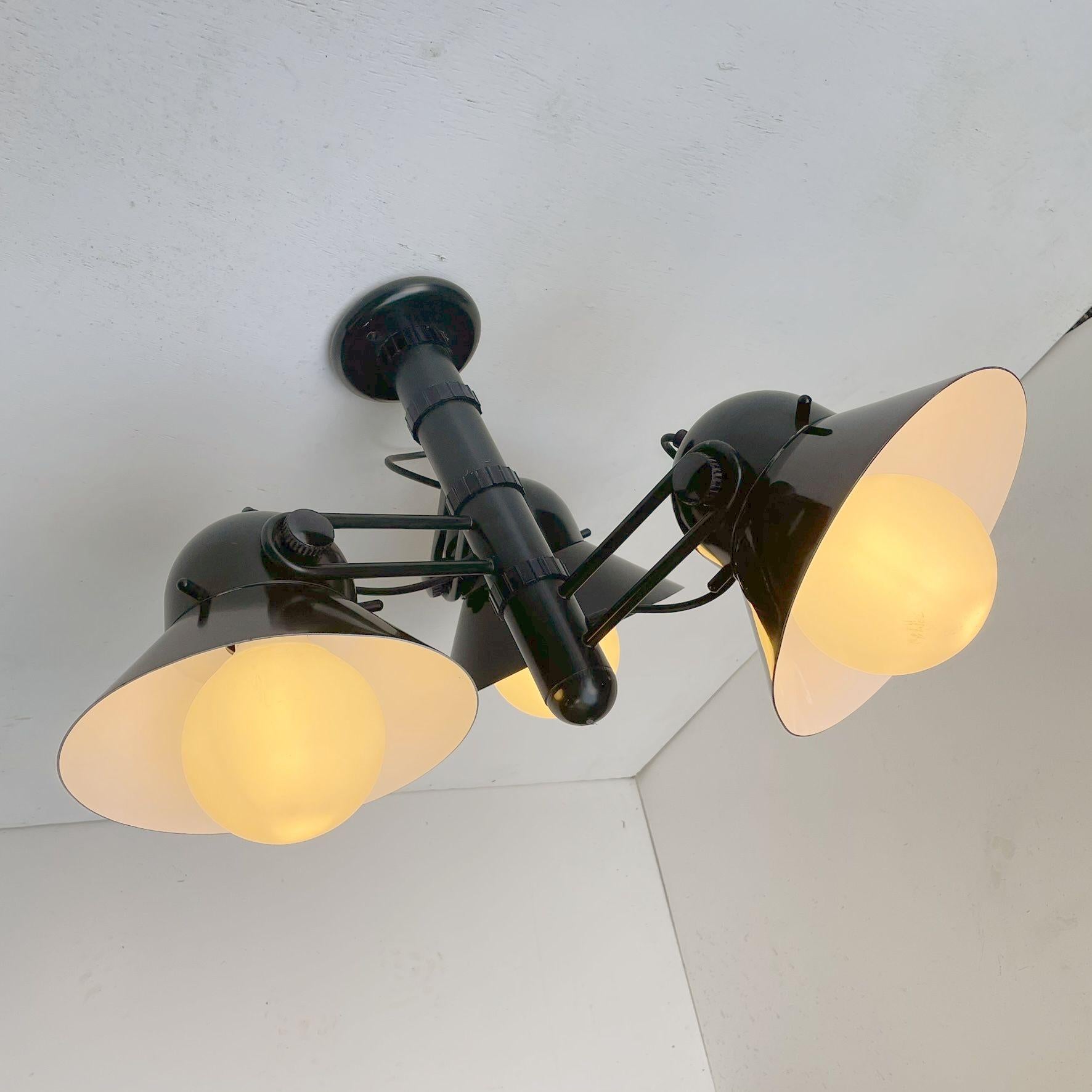 Rara lampada da soffitto di una serie che comprendeva anche una lampada da terra, una lampada da scrivania e una lampada da parete. Forse da Gae Aulenti. Le tre tonalità sono contrassegnate all'interno da un adesivo Stilnovo. La lampada è in buone