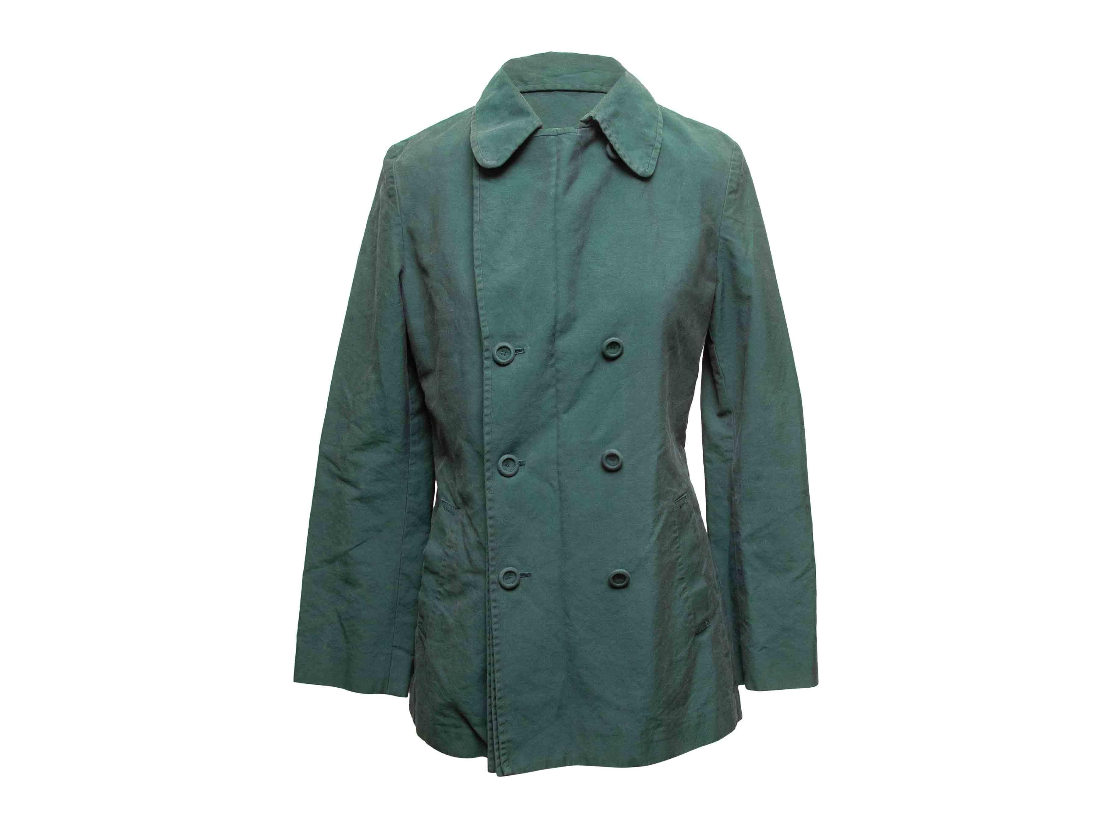 Abrigo verde oscuro de algodón con doble botonadura de Maison Margiela. Cuello redondeado. Doble bolsillo en la cadera. Cierre de botones delante. 37