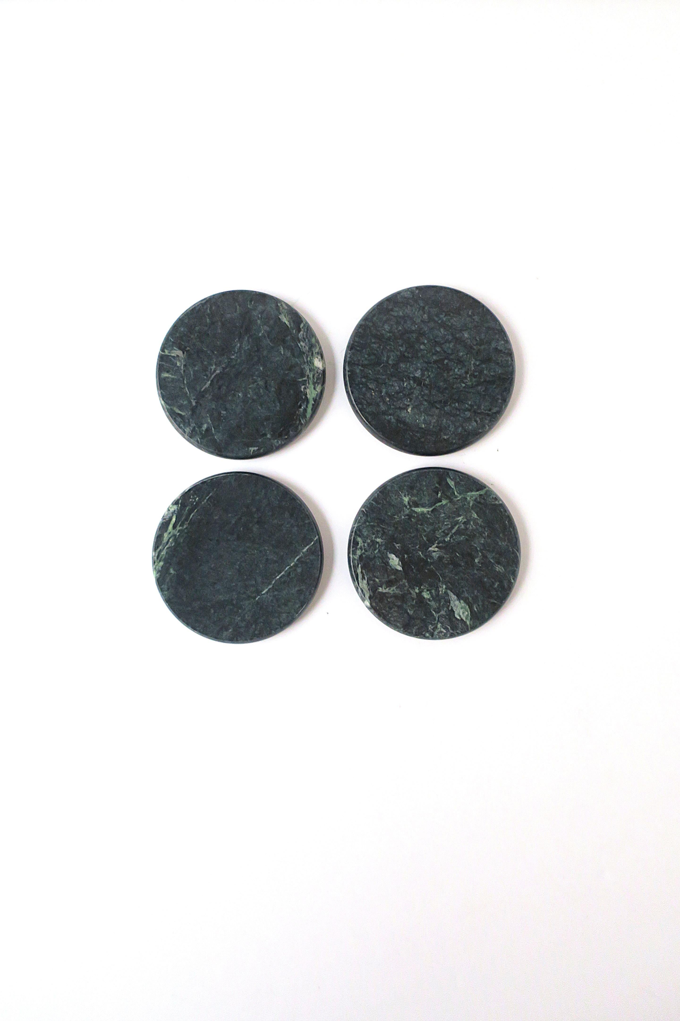Un bel ensemble de quatre (4) sous-verres en marbre vert foncé avec des traces de veinures blanches et vertes claires, période de Design/One, vers la fin du 20e siècle. Excellent état, comme le montrent les images. Pas de note sur les puces.