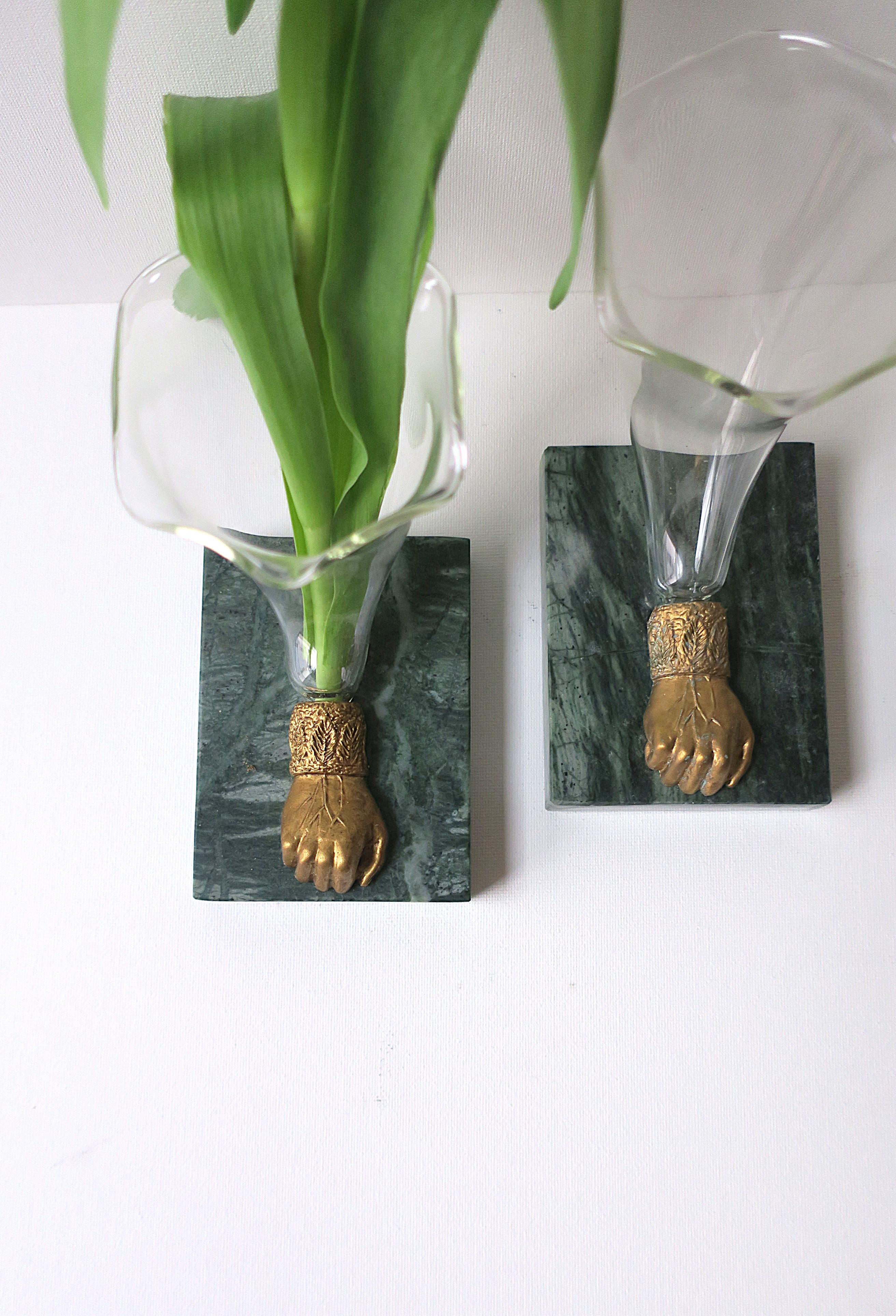 Vasi in vetro soffiato con pugni in marmo verde scuro e bronzo dorato, coppia in vendita 6