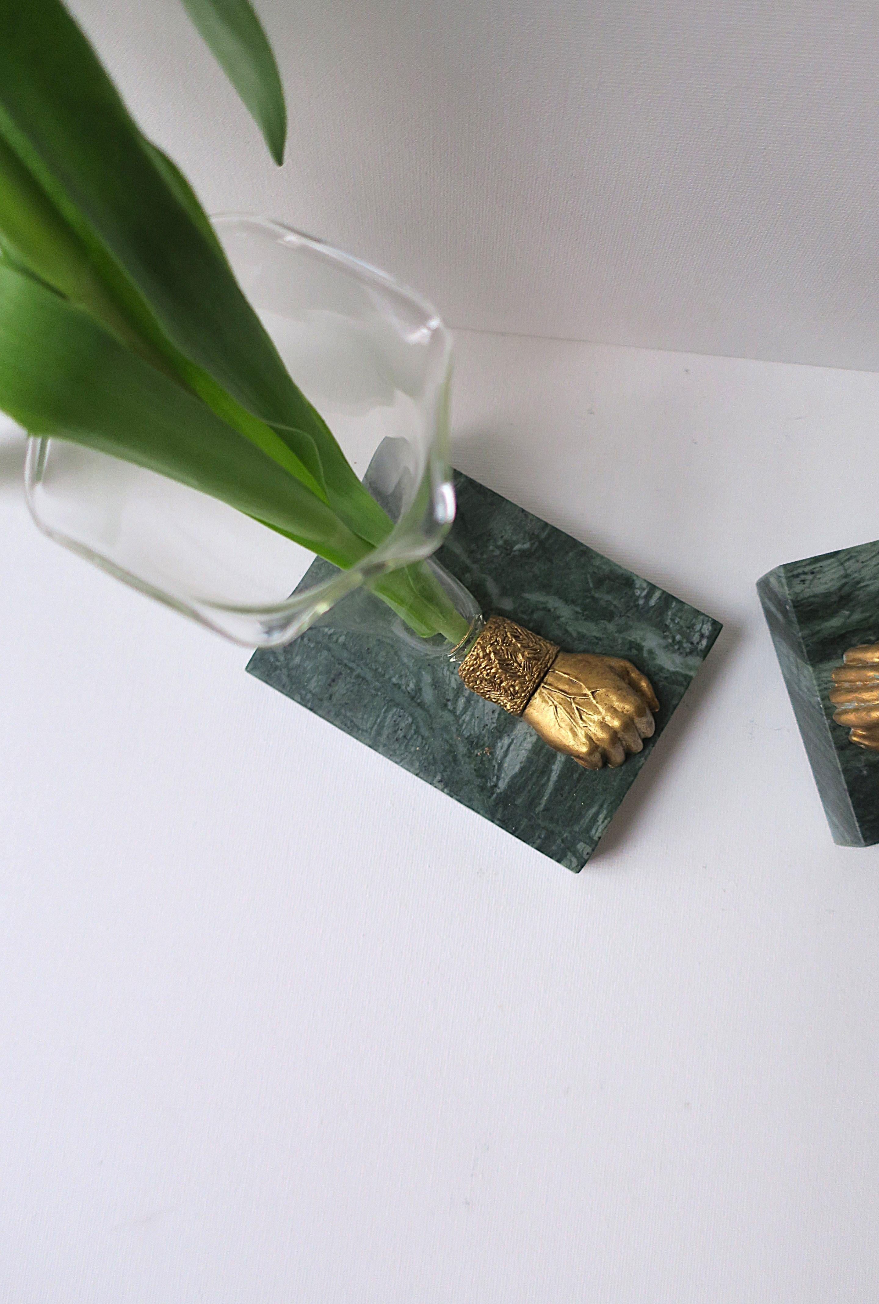 Vasi in vetro soffiato con pugni in marmo verde scuro e bronzo dorato, coppia in vendita 7