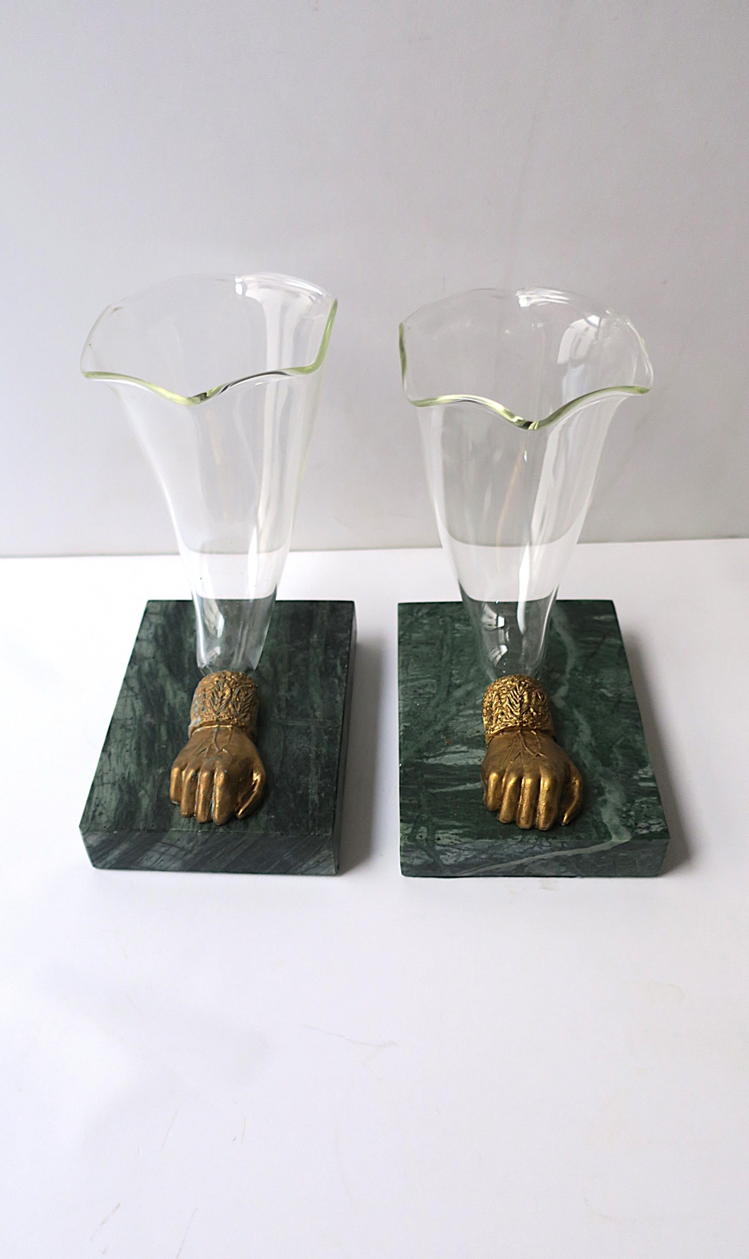 Inglese Vasi in vetro soffiato con pugni in marmo verde scuro e bronzo dorato, coppia in vendita
