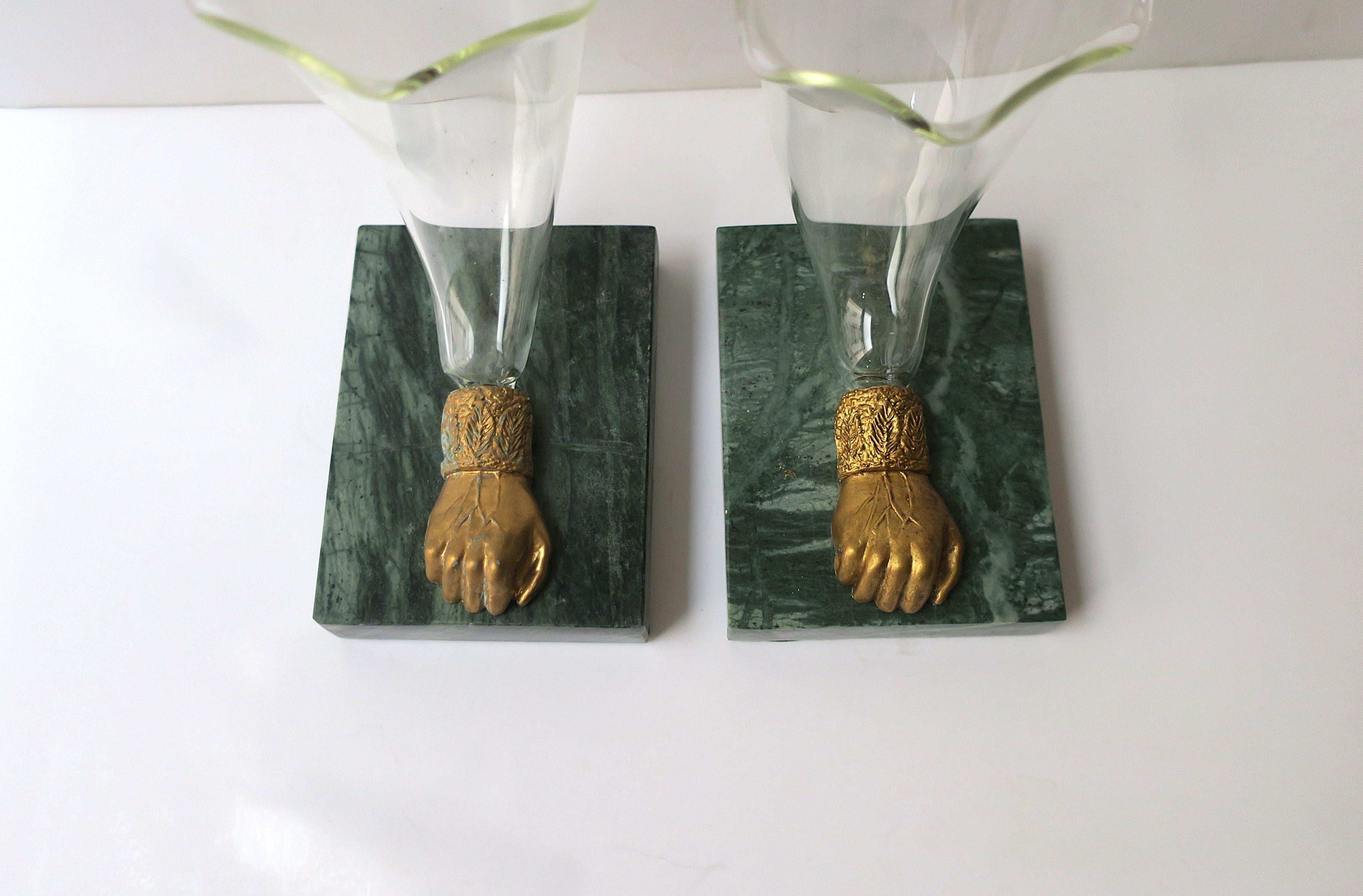 Dorato Vasi in vetro soffiato con pugni in marmo verde scuro e bronzo dorato, coppia in vendita