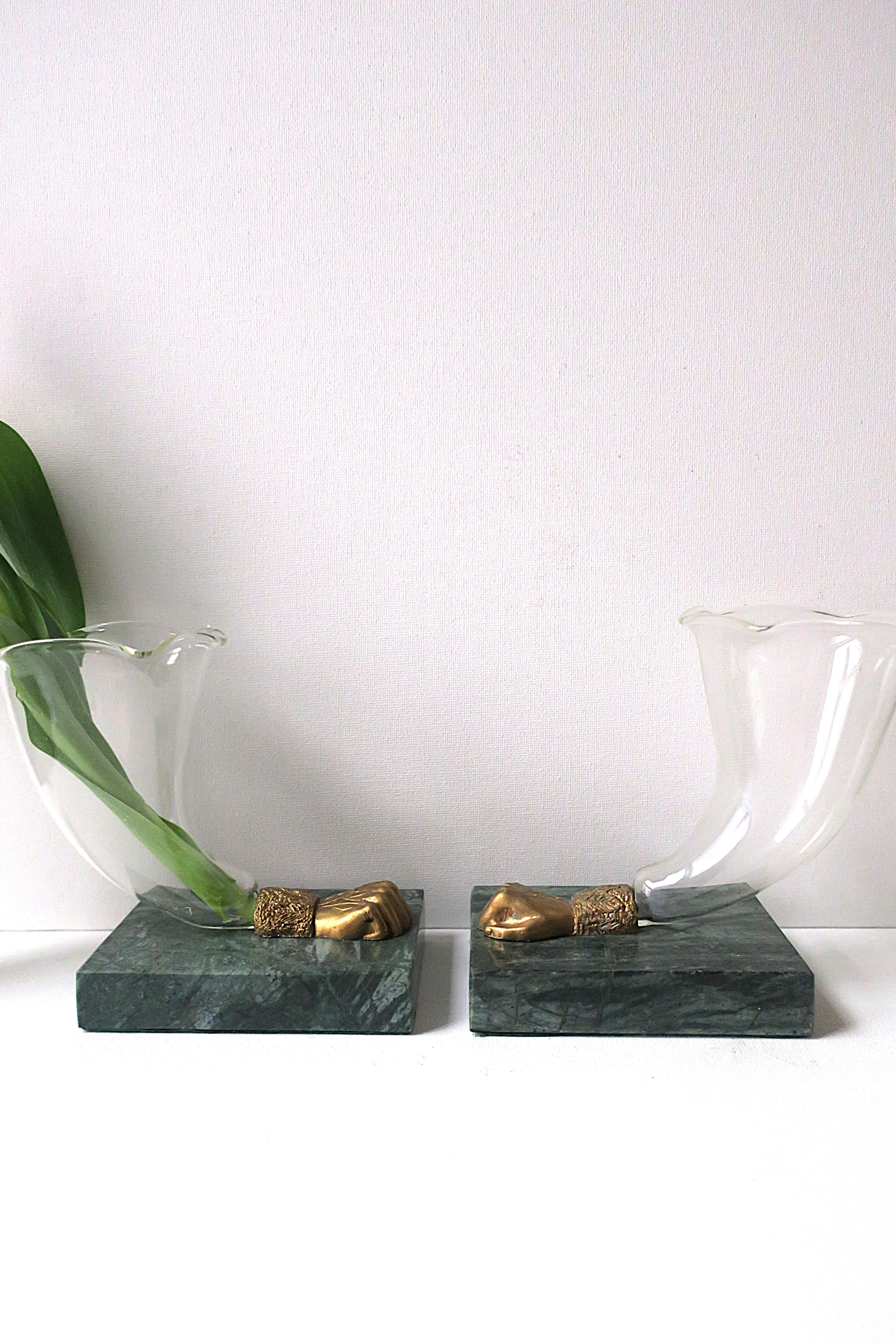 Vasi in vetro soffiato con pugni in marmo verde scuro e bronzo dorato, coppia in vendita 1