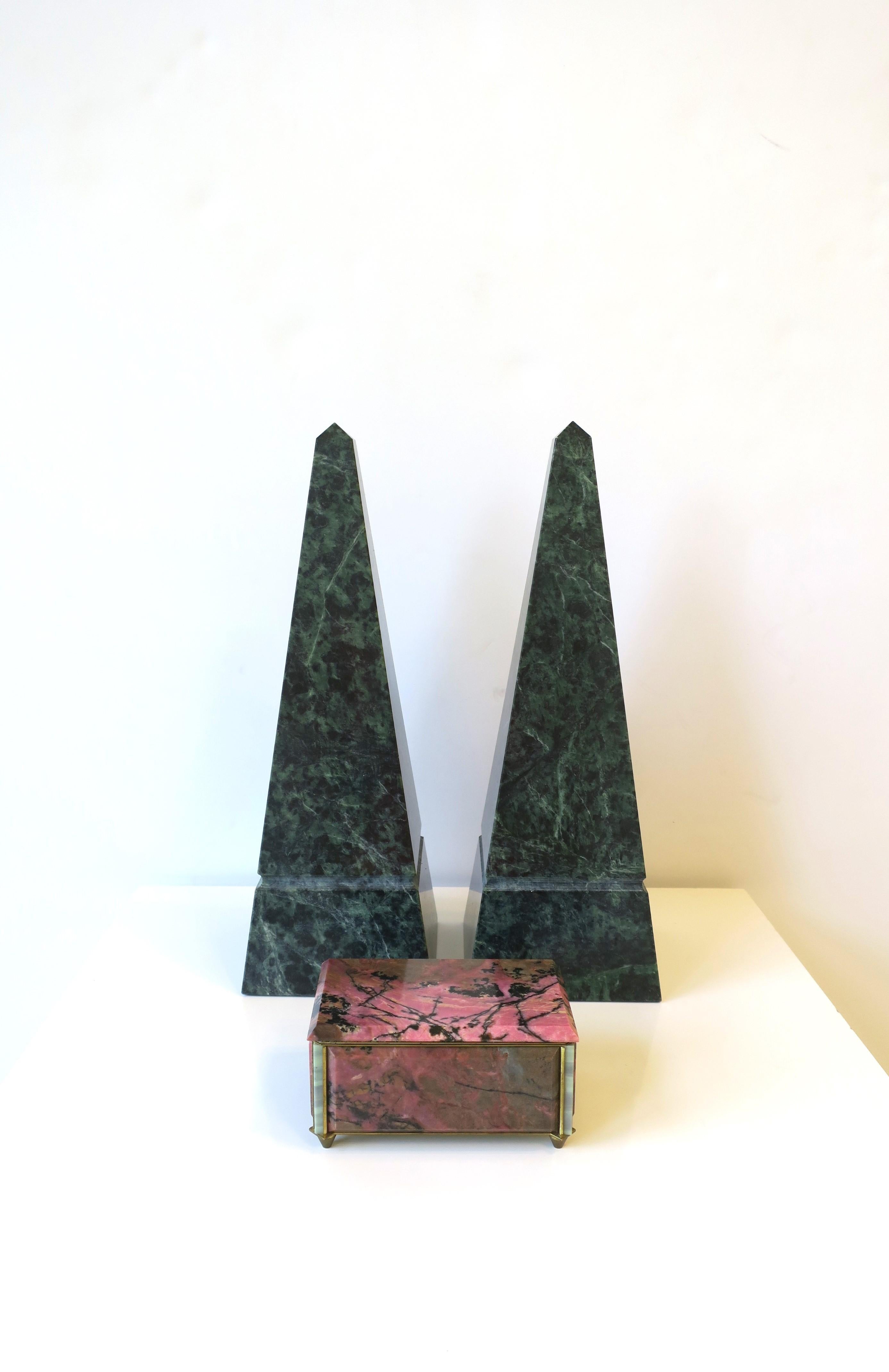 Dunkelgrüne Obelisken aus Marmor, Paar (20. Jahrhundert) im Angebot
