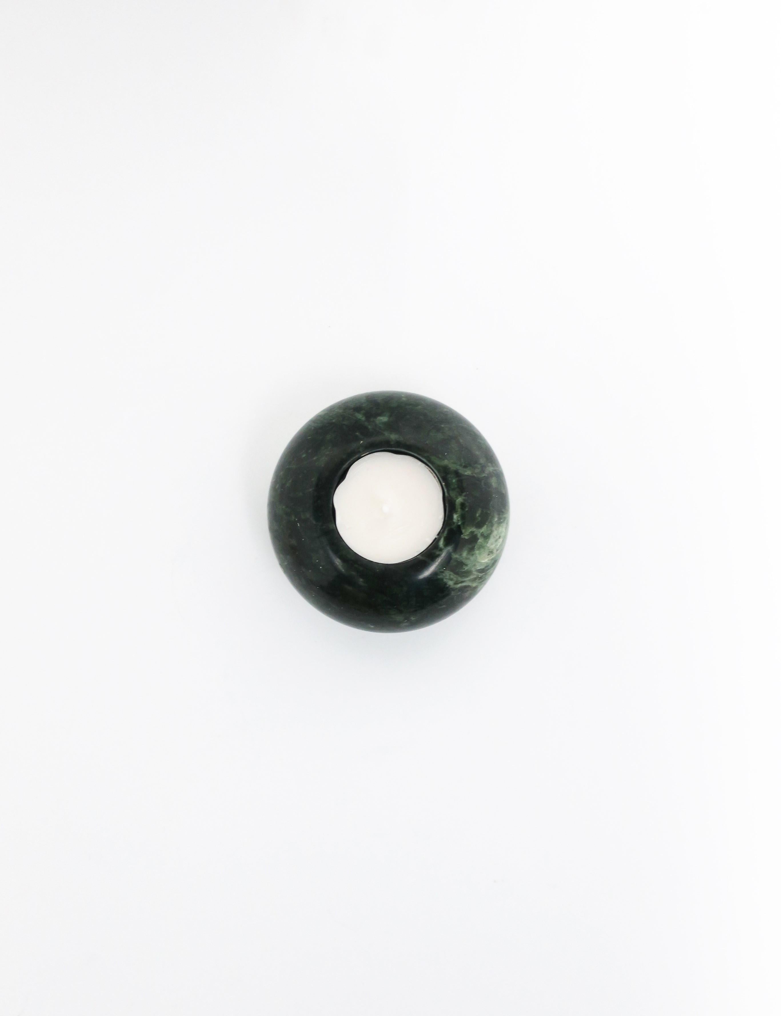 Ein moderner oder postmoderner dunkelgrüner Votivkerzenhalter aus Marmor mit weißer Äderung. Abmessungen: 2.25