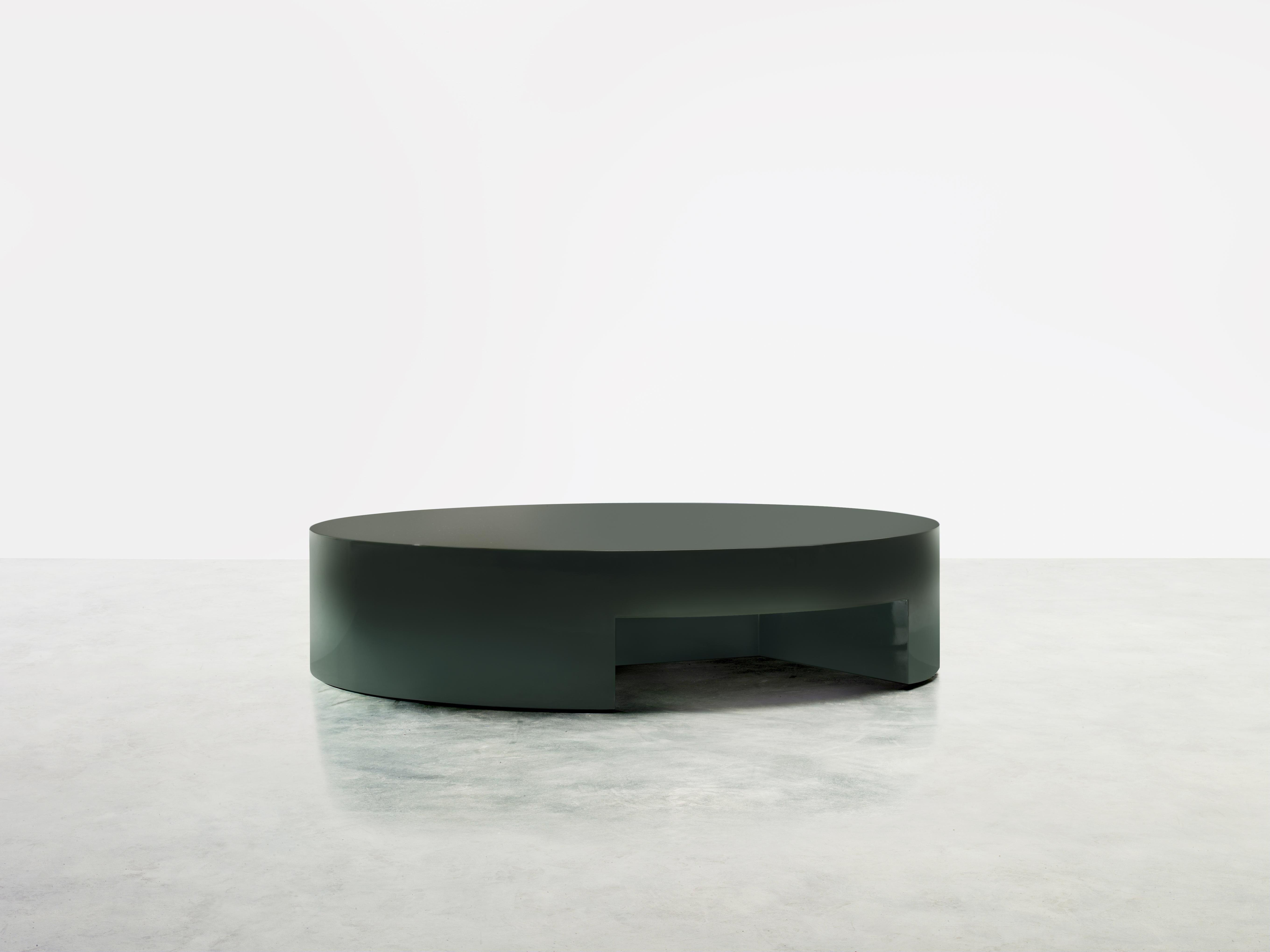 Table basse d'appoint Maryland vert foncé par Somaschini
Dimensions : D 120 x H 27 cm
MATERIAL : Structure monolithique en mdf allégé avec vidange. S32 Vert foncé nuancé, laqué polyester haute brillance.

Table basse en N.120 nuancé Vert foncé laqué