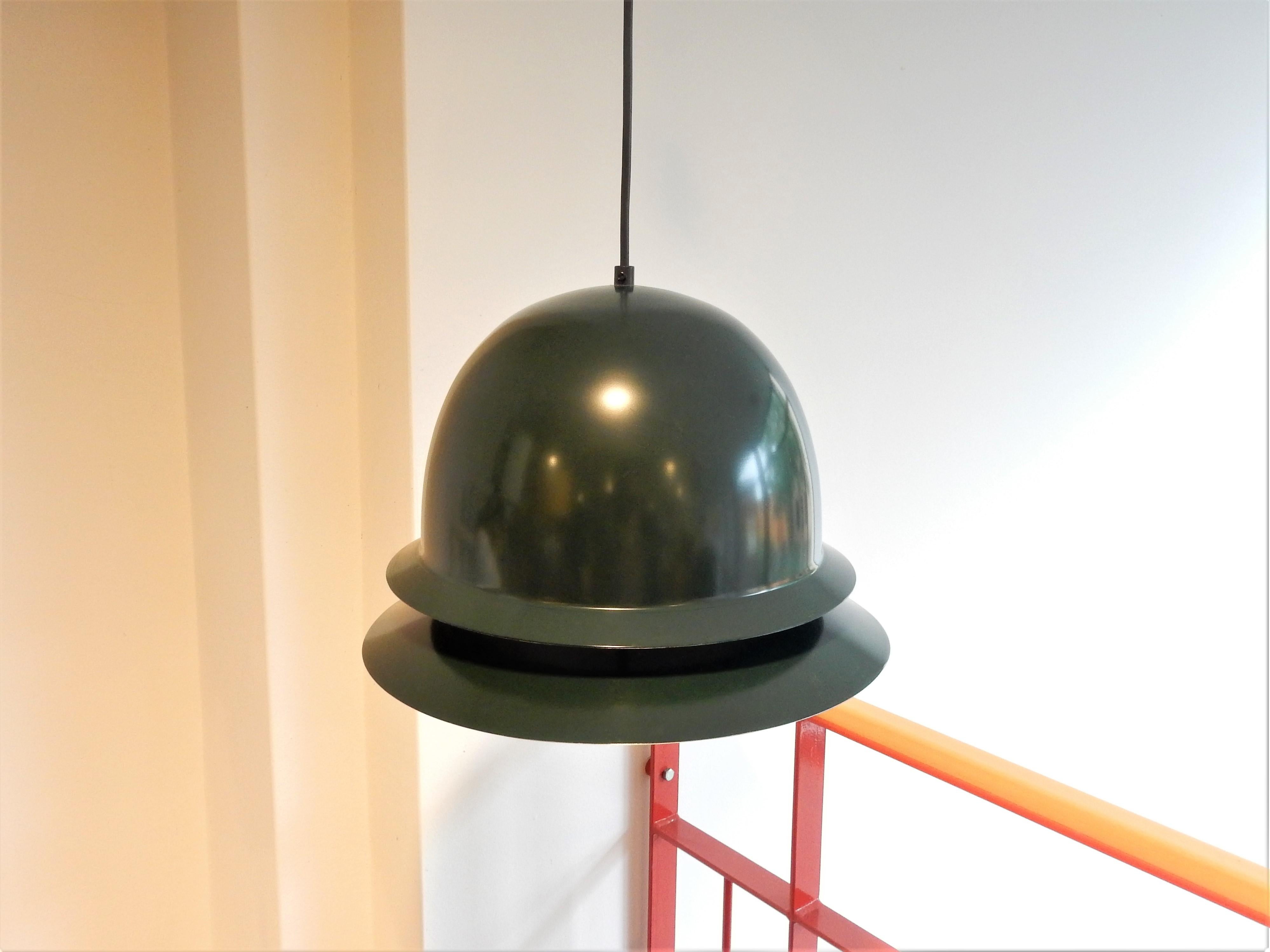 This 'bowler hat' shaped pendant lamp was designed by Hans-Agne Jakobsson for Svera. Most likely imported in the Netherlands by Hans Agne Jakobsson N.V. The lamp has 2 layers of dark green lacquered metal, that give a downward light. All in a very