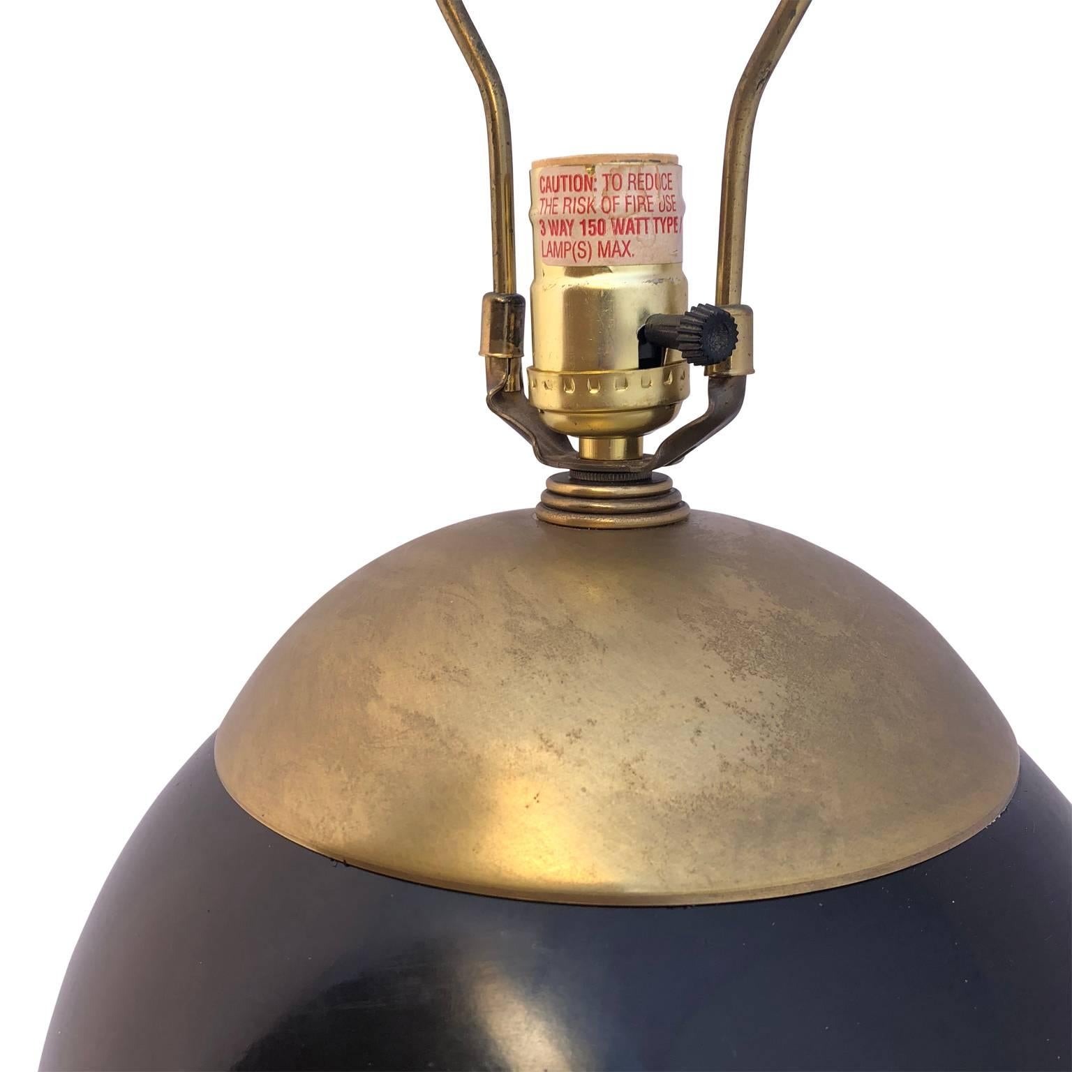 20th Century Dark Green Mid-Century Modern Ellipse Shaped Brass and Porcelain Table Lamp