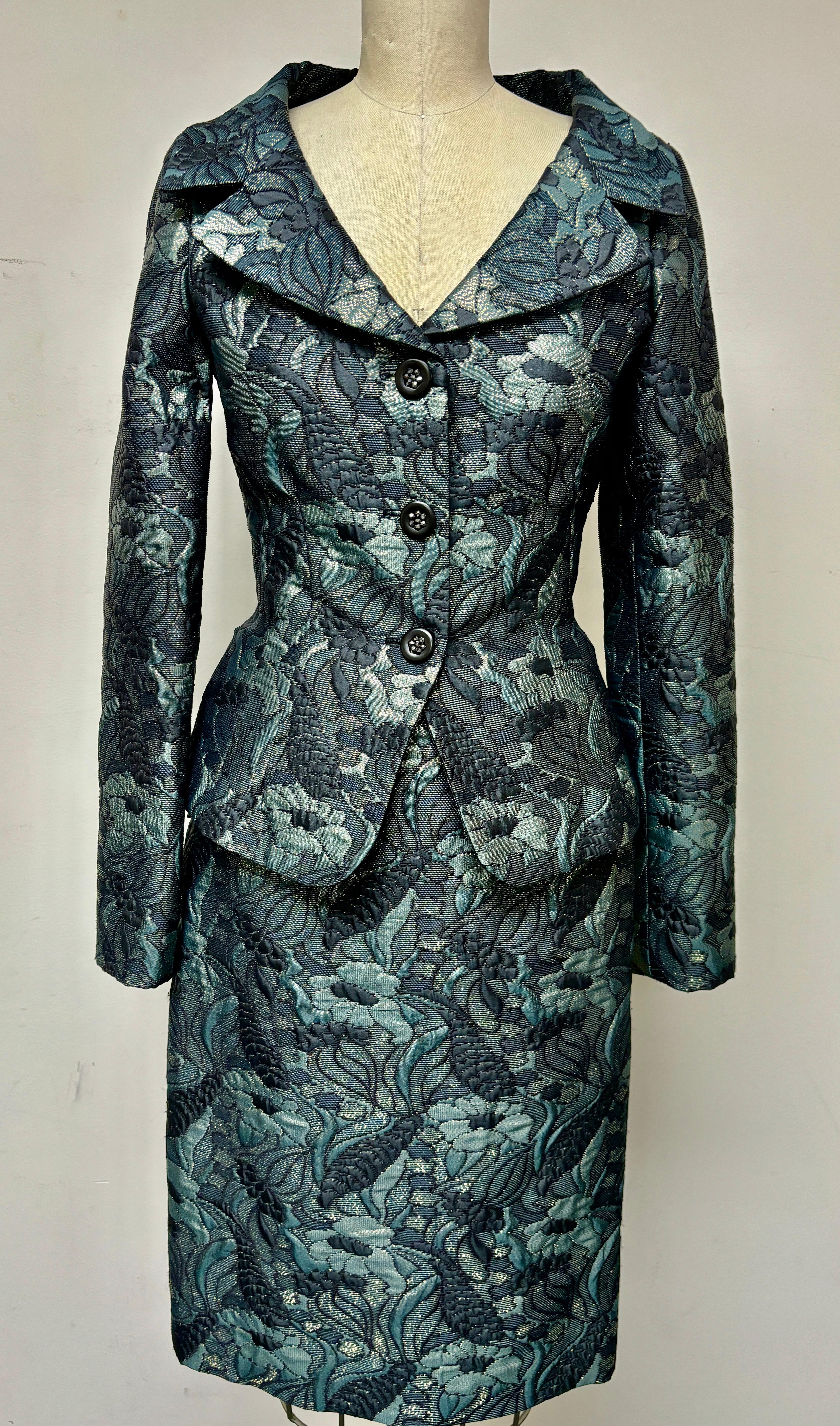 Lux Brocade matching jacket and skirt suit is a beautiful, rare find, featuring shades of emerald gold, and black brocade. The gold shimmers in the light making it the perfect office to cocktails/dinner,
 The jacket is fitted with beautiful seams