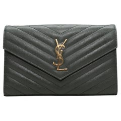 Dunkelgrünes Saint Laurent Matelasse Brieftasche-On-Chain mit Umschlag in Dunkelgrün