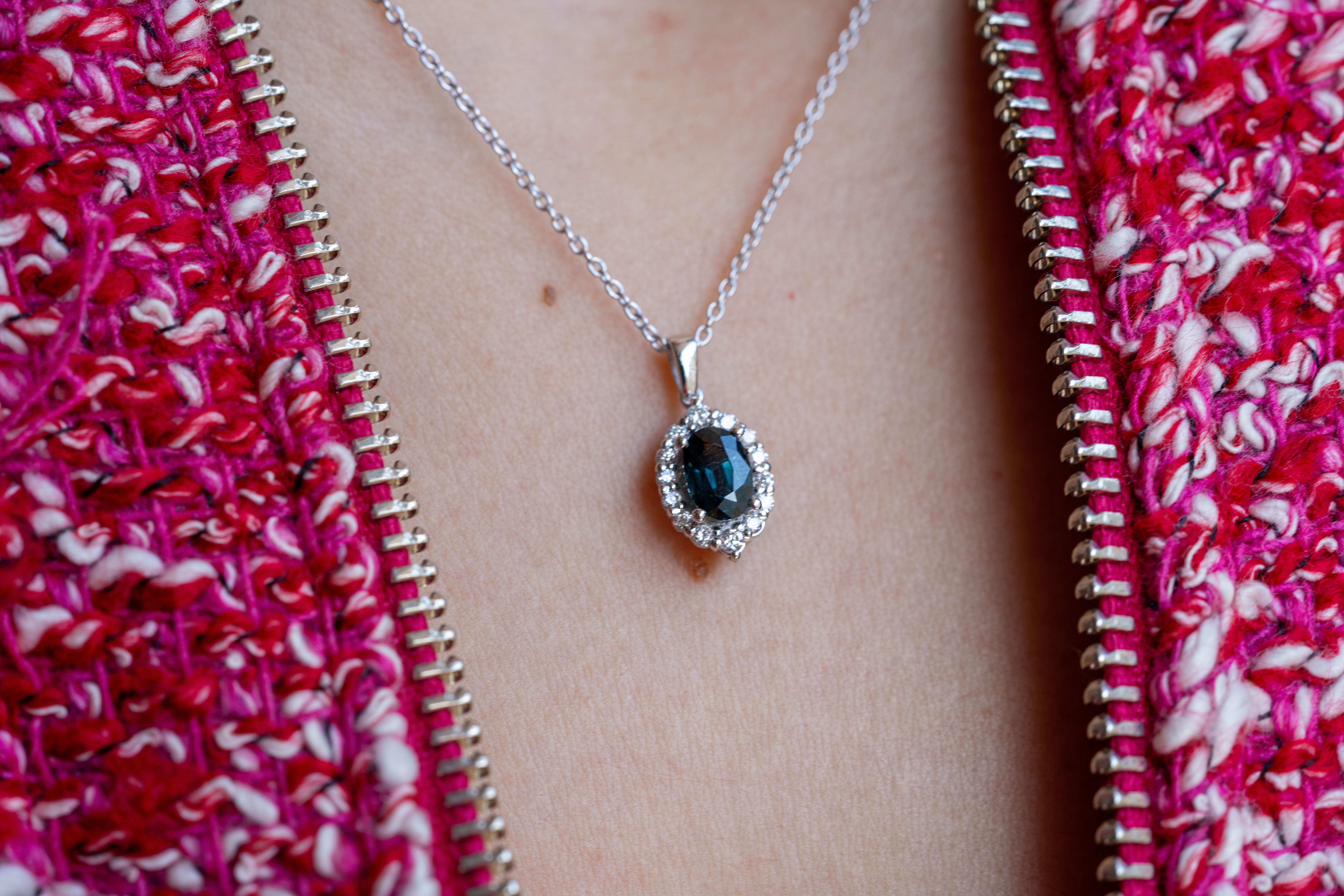Taglio rotondo Collana aureola con zaffiro verde scuro e diamante in vendita