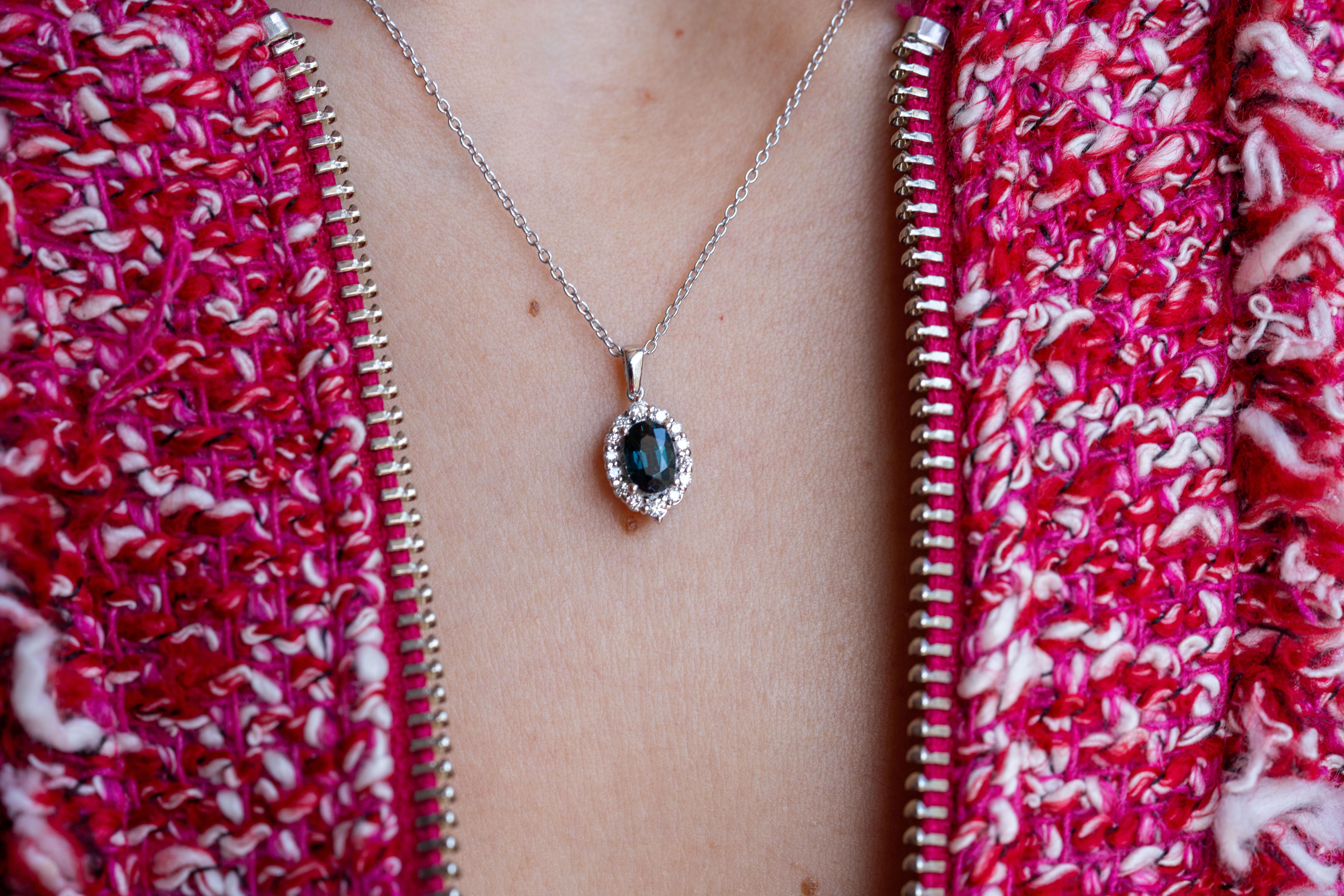 Donna Collana aureola con zaffiro verde scuro e diamante in vendita