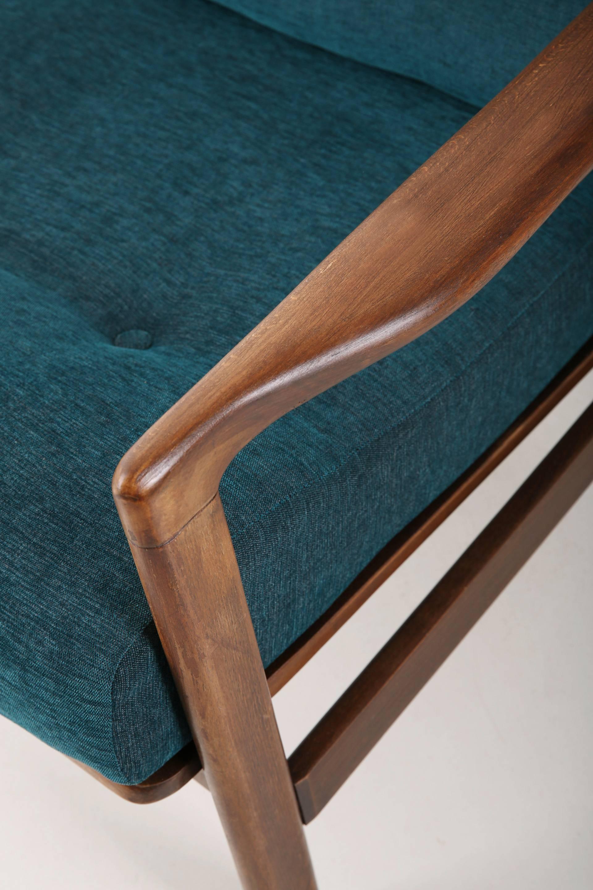 Der Sessel B-7522 wurde in den 1960er Jahren von Zenon Baczyk entworfen und von den Swarzedz-Möbelfabriken in Polen hergestellt. Möbel in perfektem Zustand, nach kompletter Renovierung der Polstermöbel und Auffrischung der Holzarbeiten. Stabiler und
