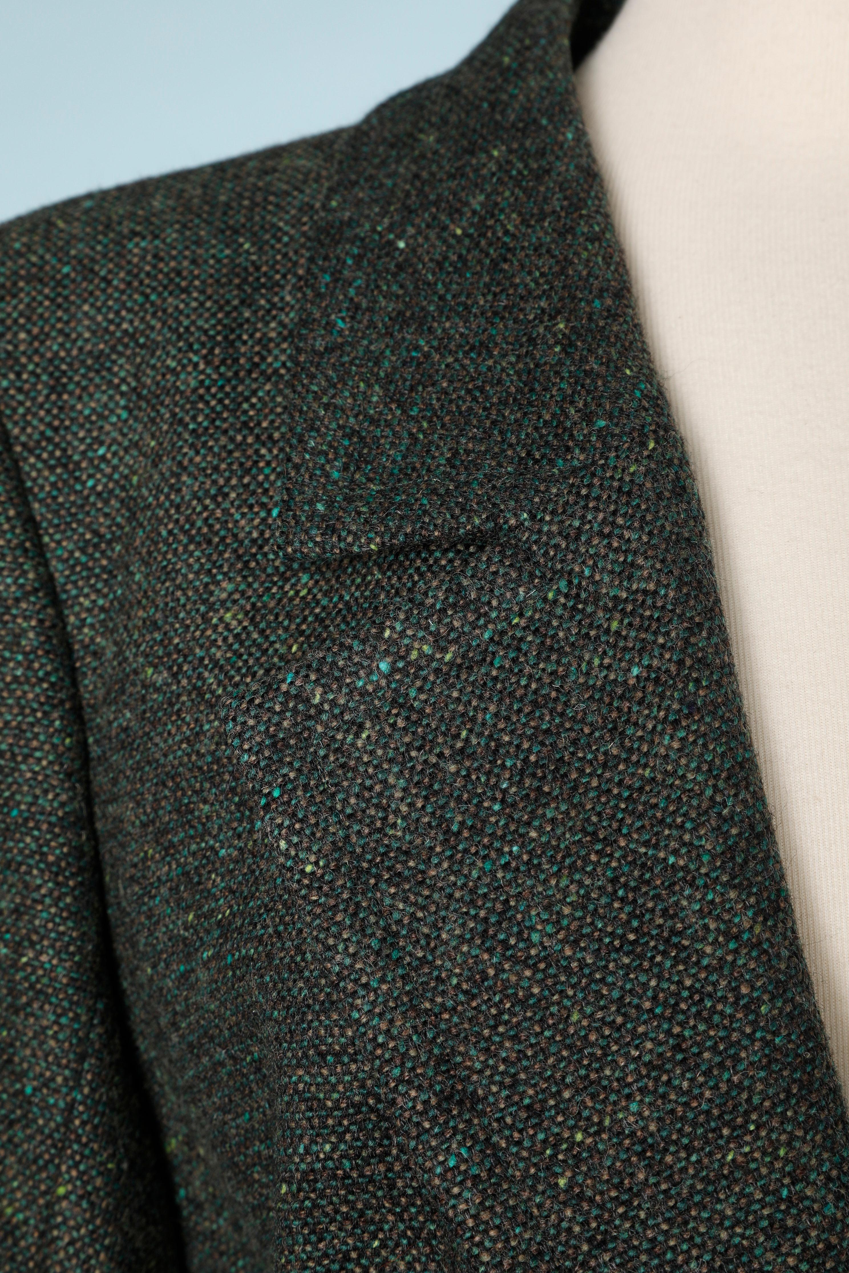Green wool tweed skirt-suit. Metal buttons. Shoulder pads. Satin lining.
SIZE 40 (L) 