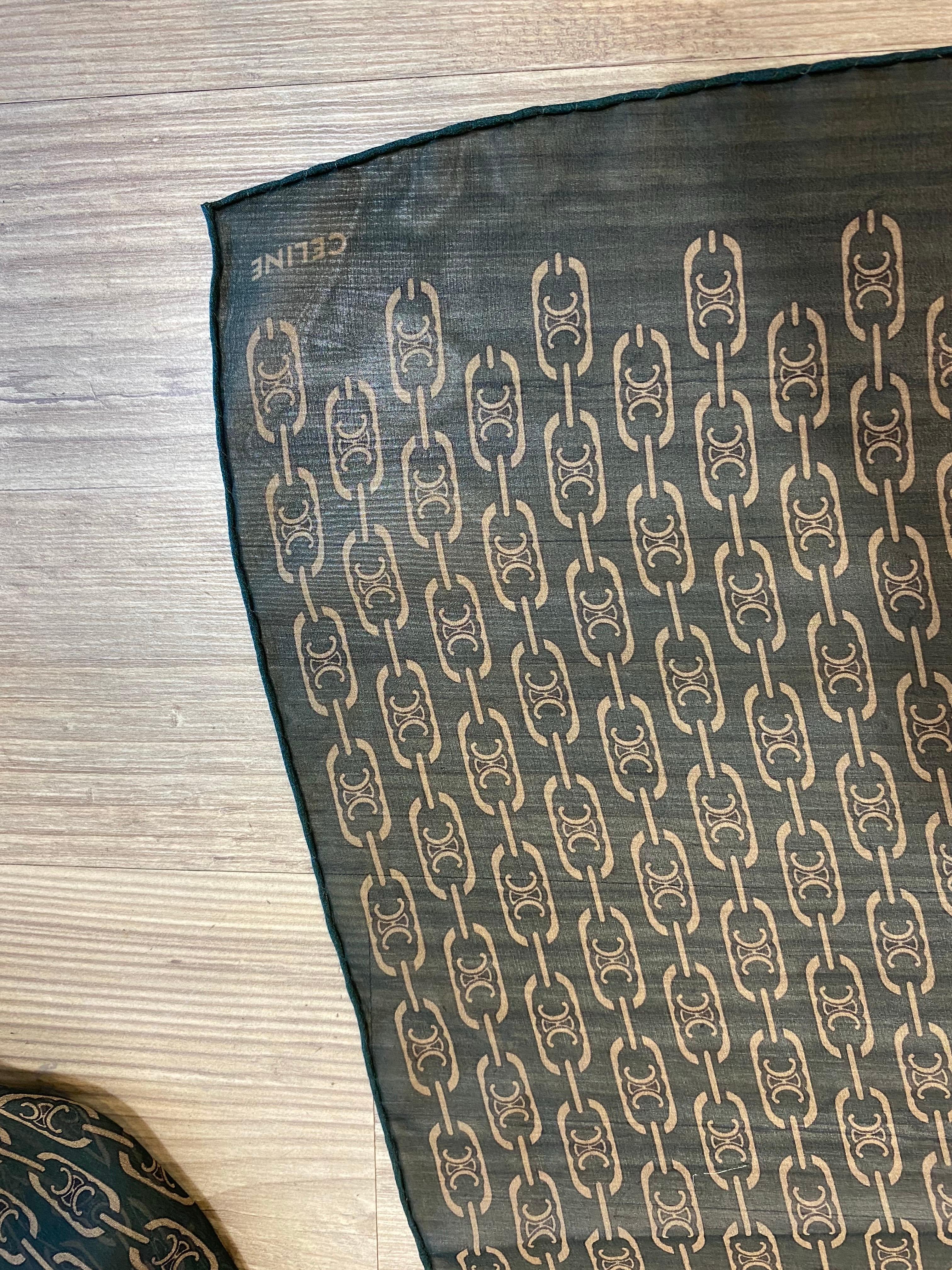 Céline-Schal in dunklen Grüntönen mit dem klassischen Logo.
Ungefähr 220 cm x 60 cm
Seide.
Neu, nie benutzt.