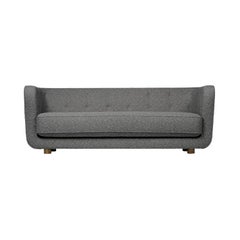 Sahco Nara Vilhelm-Sofa aus dunkelgrauer und rauchfarbener Eiche von Lassen