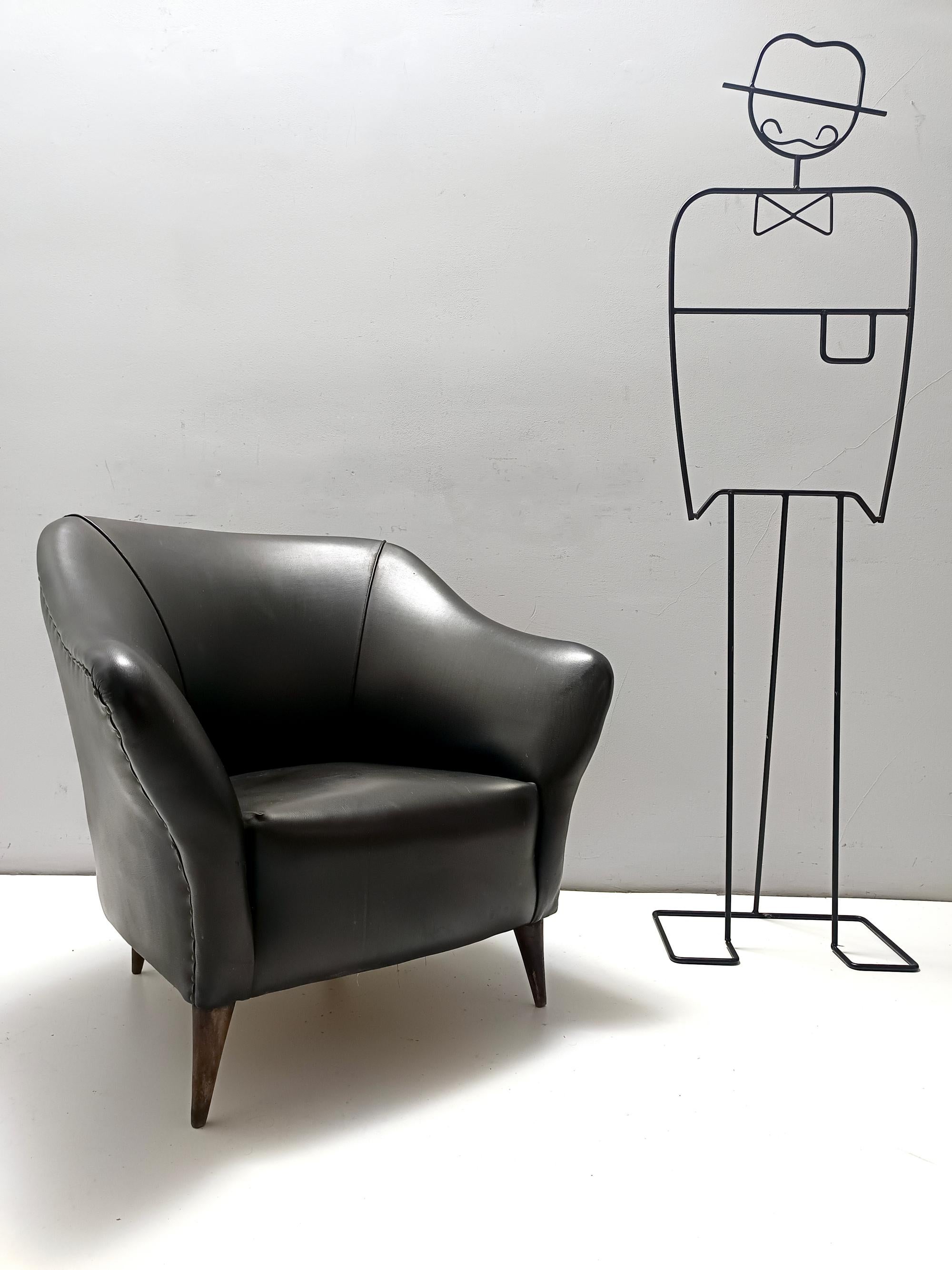 Fabriqué en Italie, années 1940 - 1950.
Cette pièce est très similaire à un design que Gio Ponti a créé pour Casa e Giardino.
Il se compose d'un cadre en hêtre recouvert d'un similicuir gris foncé/vert de haute qualité.
Cette chaise longue est une