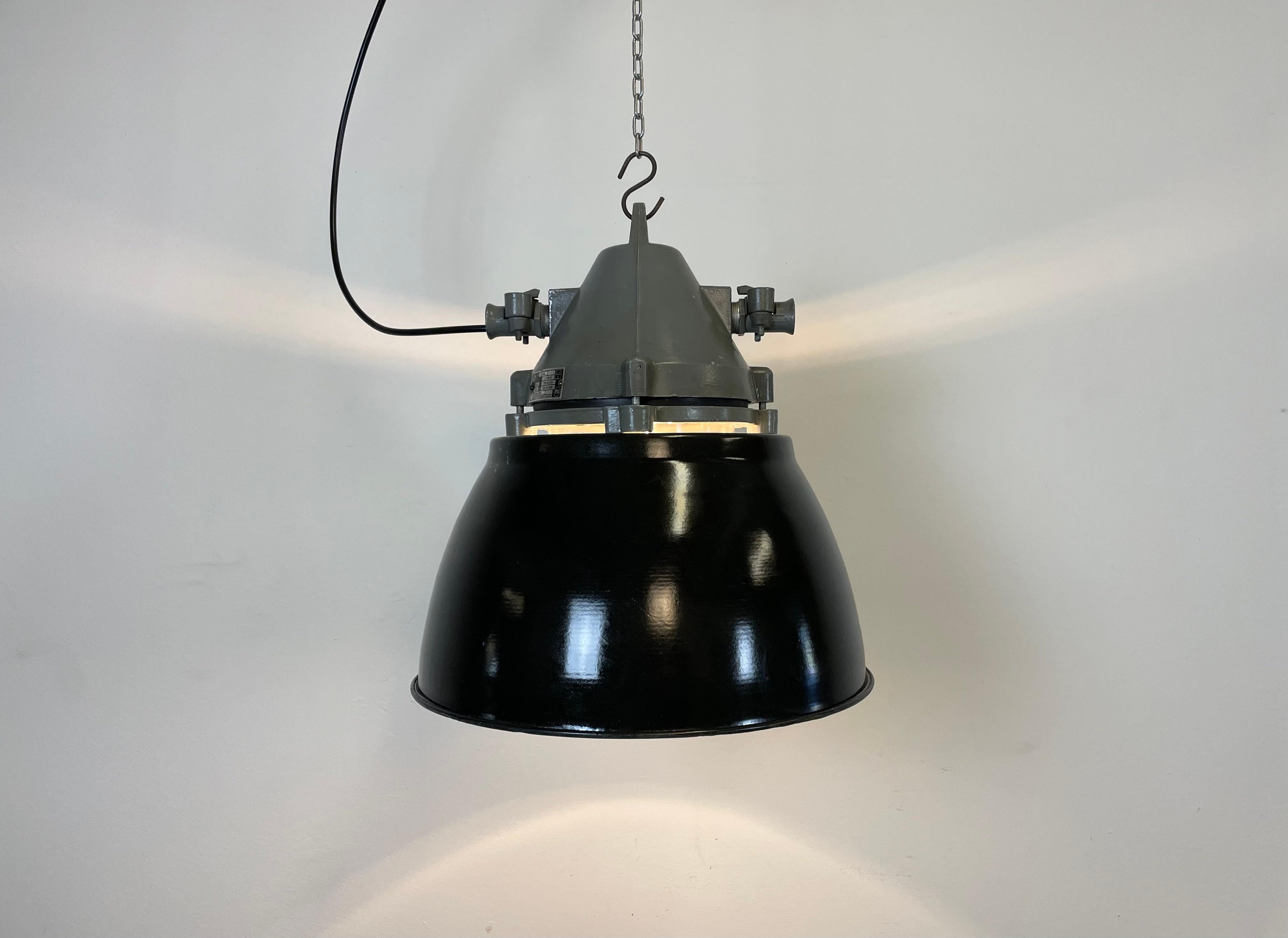 Dunkelgraue Explosion Proof-Lampe mit schwarz emailliertem Schirm, 1970er Jahre im Angebot 5
